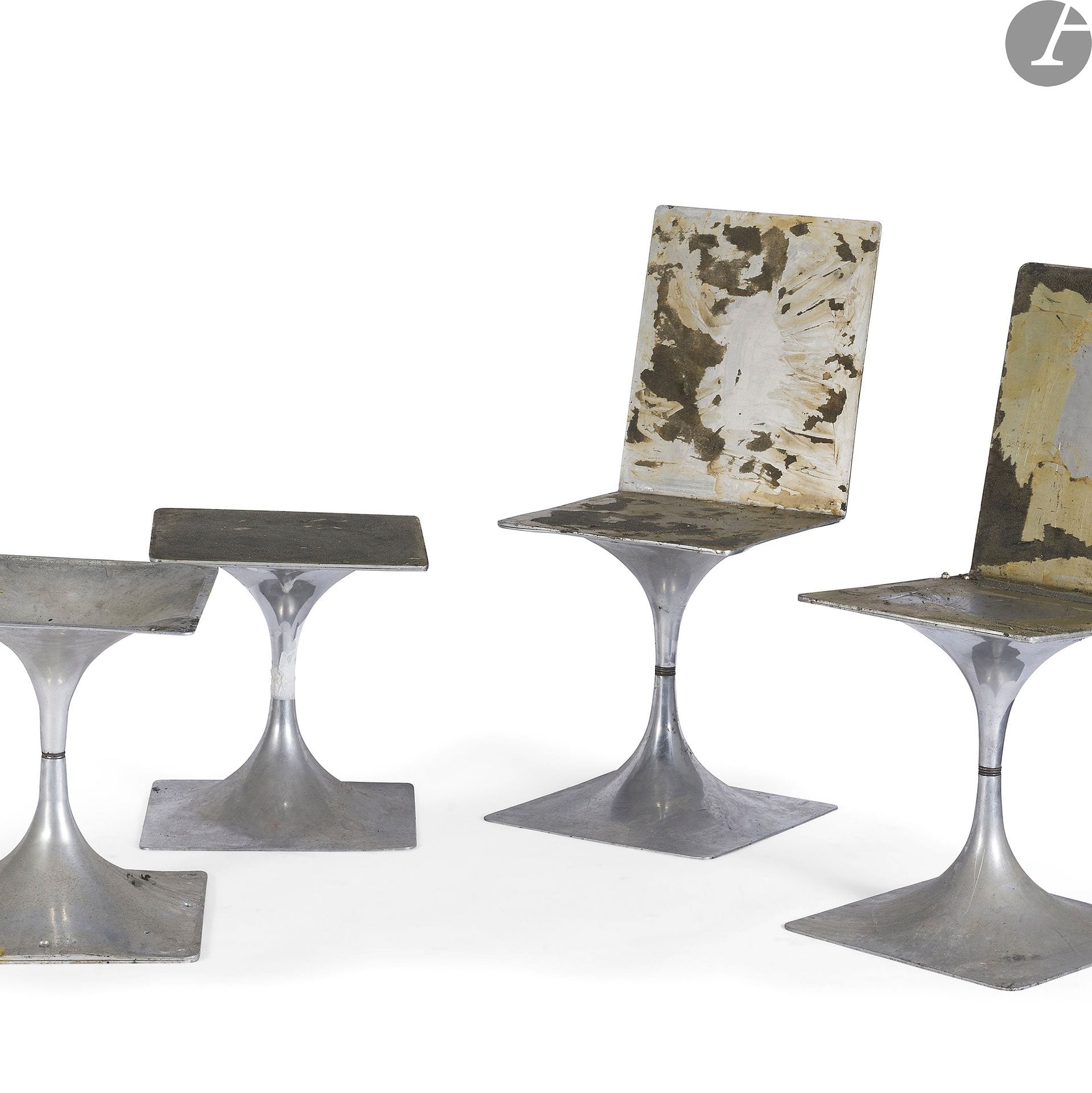 ROGER TALLON (1929-2011) DESIGNER & GALERIE LACLOCHE ÉDITEUR
Série module 400, conçue en [1964], éditée de 1966 à 1975
Paire de chaises et paire de tabourets.
Fonte d’aluminium, tôle d’aluminium.
Manquent les mousses alvéolées des assises et des dossiers, rayures, un défaut (absence) dans la fonte du dessous de l’un des tabourets.
Chaise : H. 86 cm – L. 37 cm – P. 45 cm
Tabouret : H. 40 cm – L. 38 cm – l. 38 cm

Bibliographie :
- Tallon - Catalogue d’exposition, Centre Georges Pompidou, Paris, 1993. Modèle identique reproduit page 101.
- Roger Tallon - Édition Jousse Entreprise, Paris, 2012. Des éléments de la série Module 400 reproduits pages 10 et 60 à 68. 

Ces chaises et ces tabourets ont été présentés dans le cadre de la première exposition consacrée à Roger Tallon, par Sentou, en 1993.