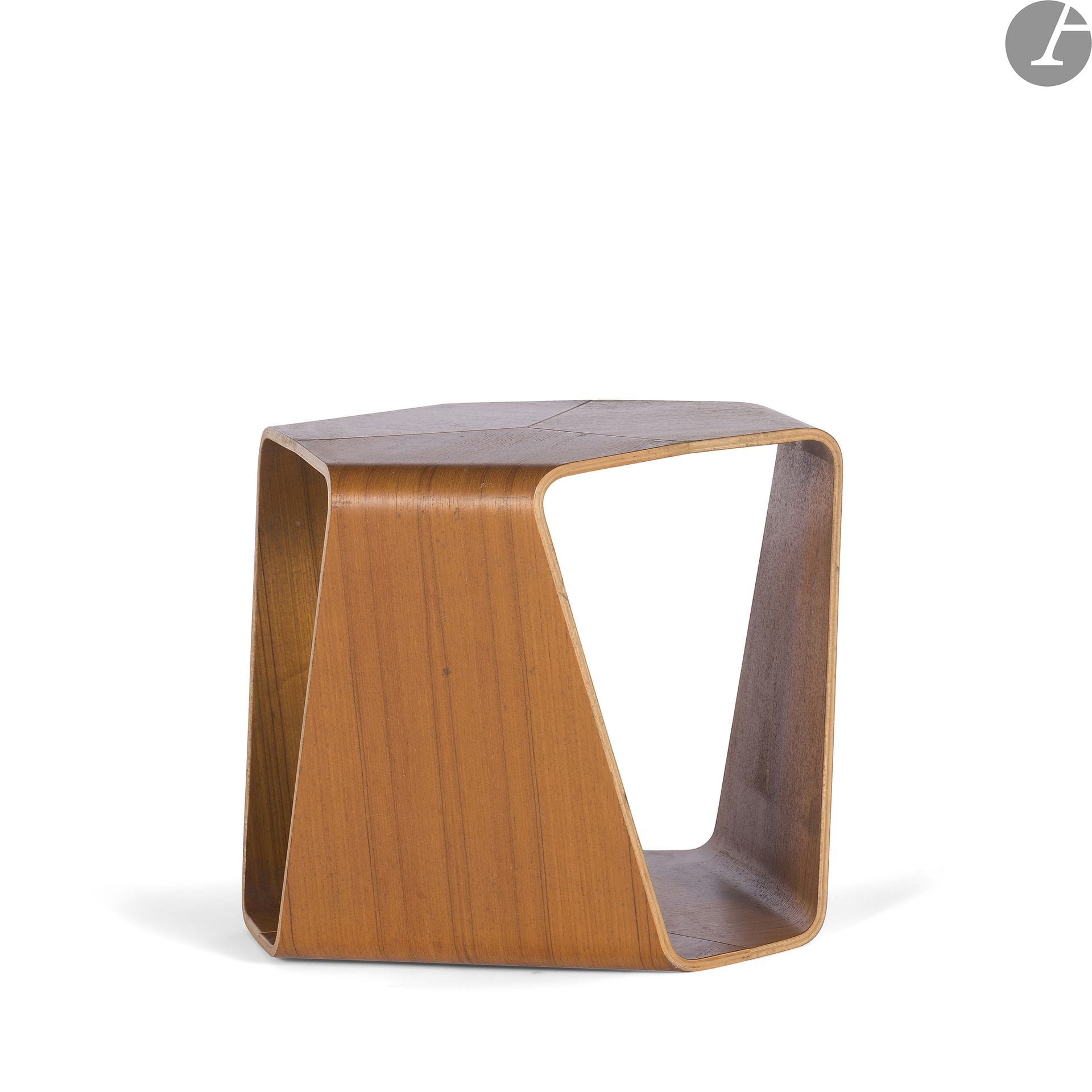 REIKO TANABE (NÉ EN 1934) DESIGNER & TENDO MOKKO ÉDITEUR
Murai, le modèle conçu en [1961]
Tabouret.
Contreplaqué thermoformé. 
H.  37 cm – L. 45 cm – P.  45 cm

Ce tabouret a intégré la collection Sentou en 1996, lorsque le tabouret Butterfly de Sori Yanagi a été diffusé par Sentou.