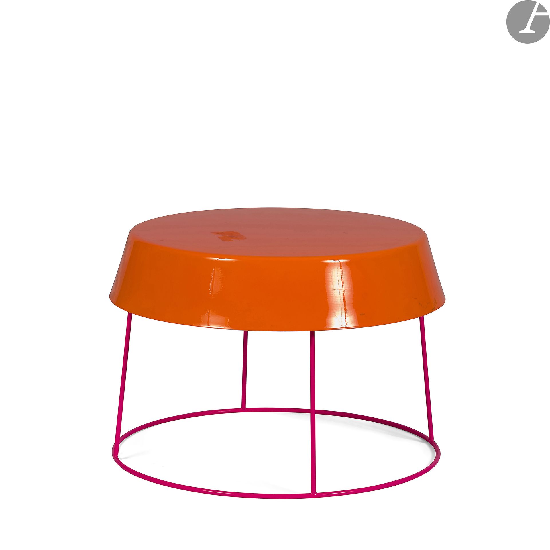 Design BY O - Charlotte ARNAL ET FRANCIS FÈVRE DESIGNERS & SENTOU ÉDITEUR
Léon, le modèle conçu en [2005]
Table d’appoint ; le dessus réversible.
Métal laqué.
H. 31 cm et 39 cm – D. 44 cm