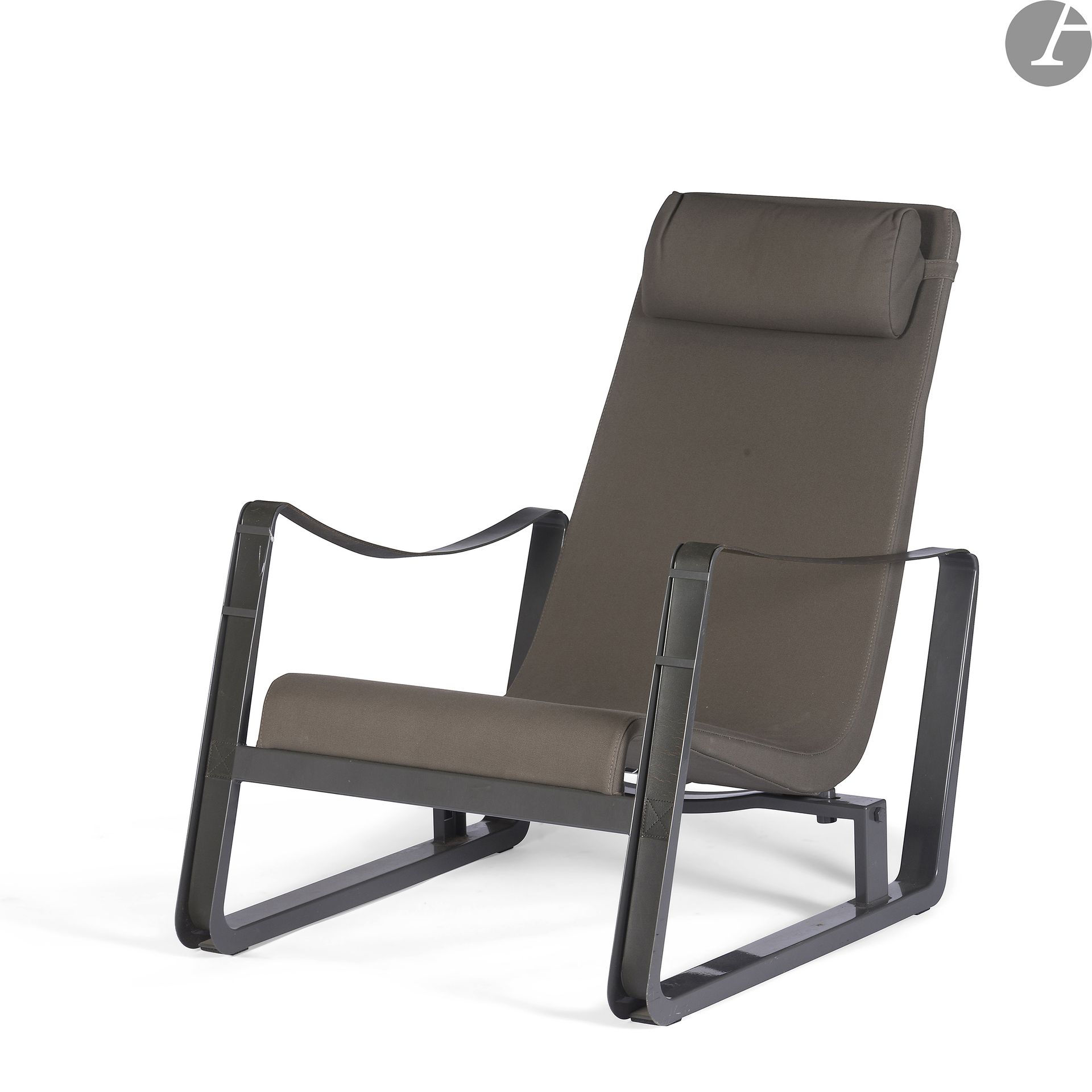 JEAN PROUVÉ (1901-1984) DESIGNER & VITRA ÉDITEUR POUR G-STAR
Cité, le modèle conçu en [1930], édition spéciale Raw Office Edition spécialement conçue pour G-Star en 2011
Fauteuil confortable.
Tôle pliée laquée gris, lanières de cuir, tissu taupe.
Porte la pastille métallique Jean PROUVÉ by G-STAR RAW for VITRA sur un jambage arrière.
H. 83 cm – L. 68 cm – P. 85 cm

Ce fauteuil a été présenté lors d’une exposition consacrée au designer et organisée en 2016 à la Galerie Sentou. Sentou a  été le revendeur exclusif en France de cette édition spéciale G-Star.