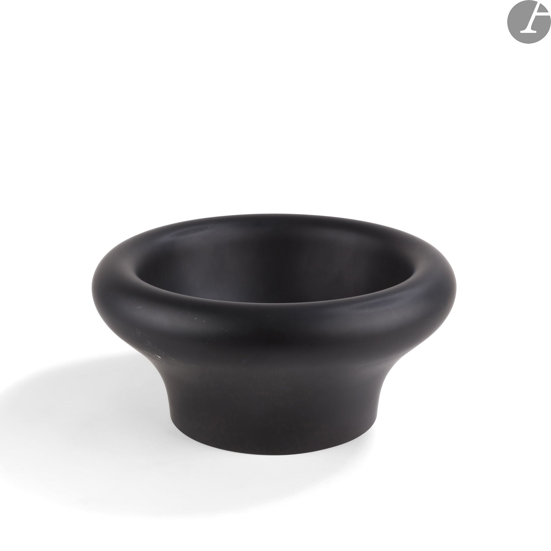 SALVIATI VETRI D'ARTEPiegati
, the series conceived in [2005]
Cup.
Black glass.
Marked SALVIATI in acid on the bottom.
H. 14,5 cm - D. 30 cm




