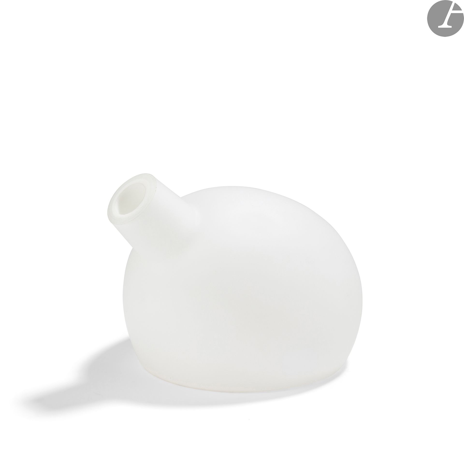 Design BY O - Charlotte ARNAL ET FRANCIS FÈVRE DESIGNERS & SENTOU ÉDITEUR
Lampe veilleuse.
Verre opalin. 
H. 12,5 cm

Sentou était le diffuseur exclusif de Design by O.