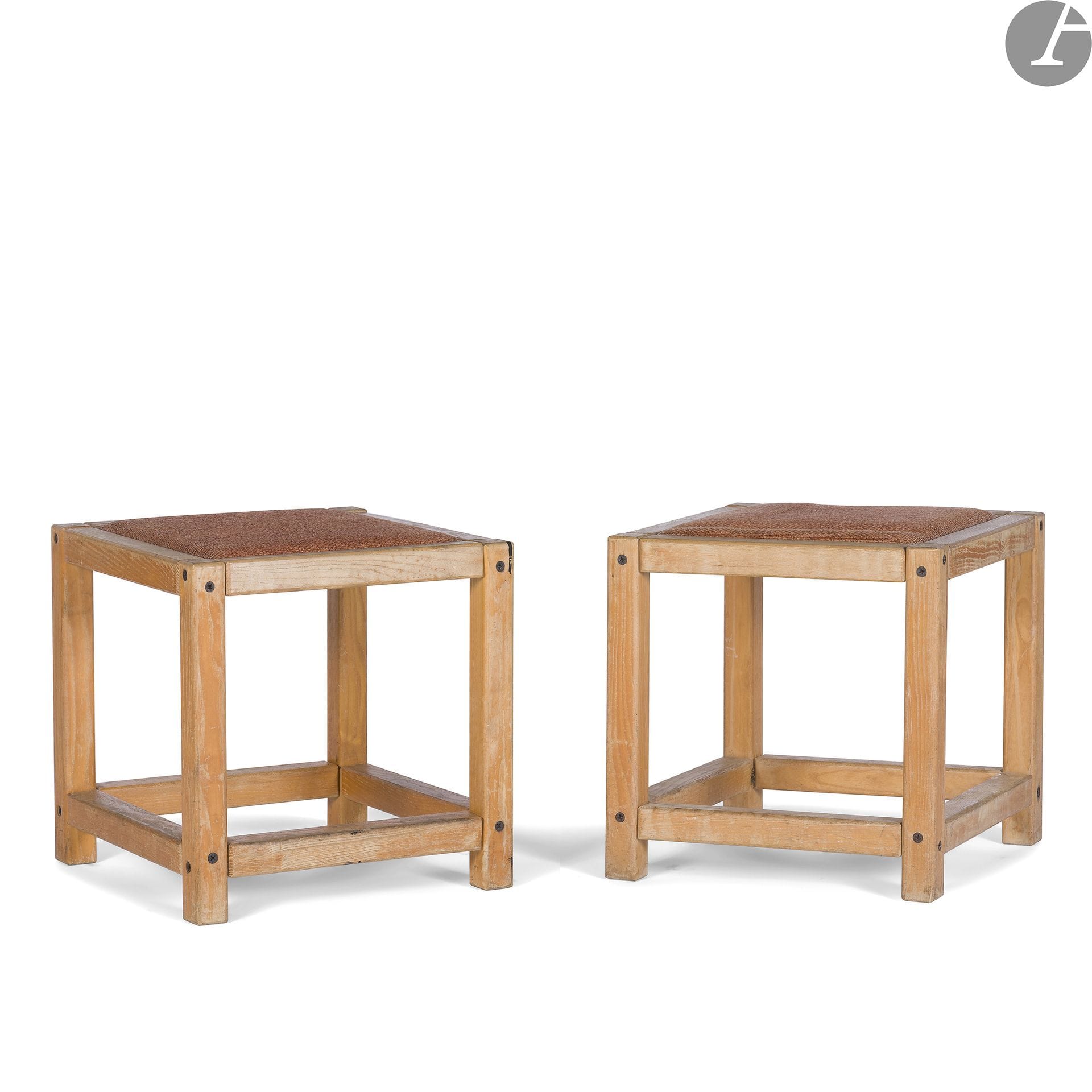 LIONEL MORGAINE (1928-2016) DESIGNER & SENTOU ÉDITEUR
Quatre saisons, la série conçue vers [1970]
Paire de tabourets cubiques.
Châtaigner verni, tissu natté.
Décolorations et manques au verni.
H. 41 cm – L. 41 cm – P. 41 cm