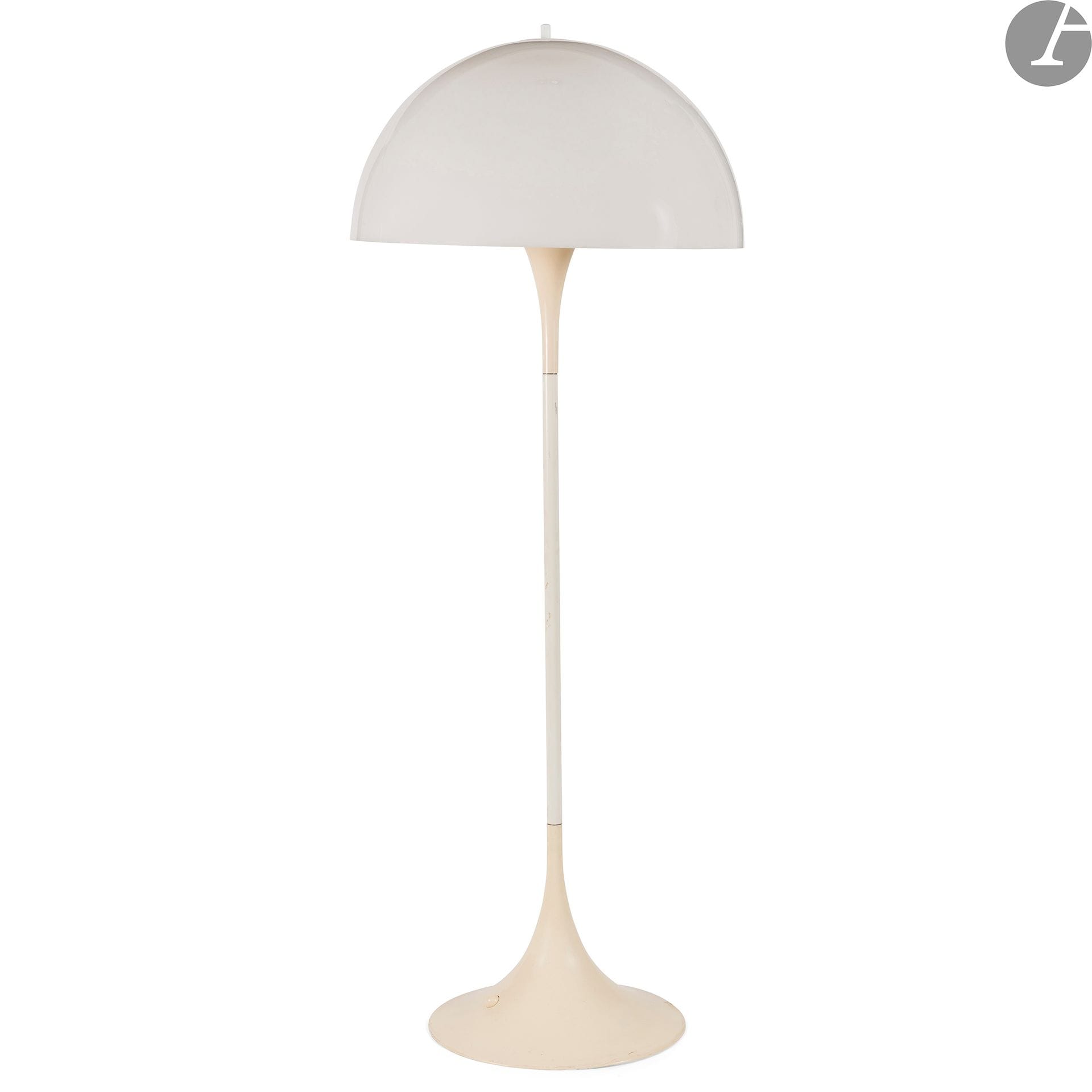 VERNER PANTON (1926-1998) DESIGNER & LOUIS POULSEN ÉDITEUR
Panthella, le modèle conçu en [1971]
Lampadaire. L’abat-jour hémisphérique en Perspex blanc ; le fût diabolo en métal laqué blanc. H. 127 cm