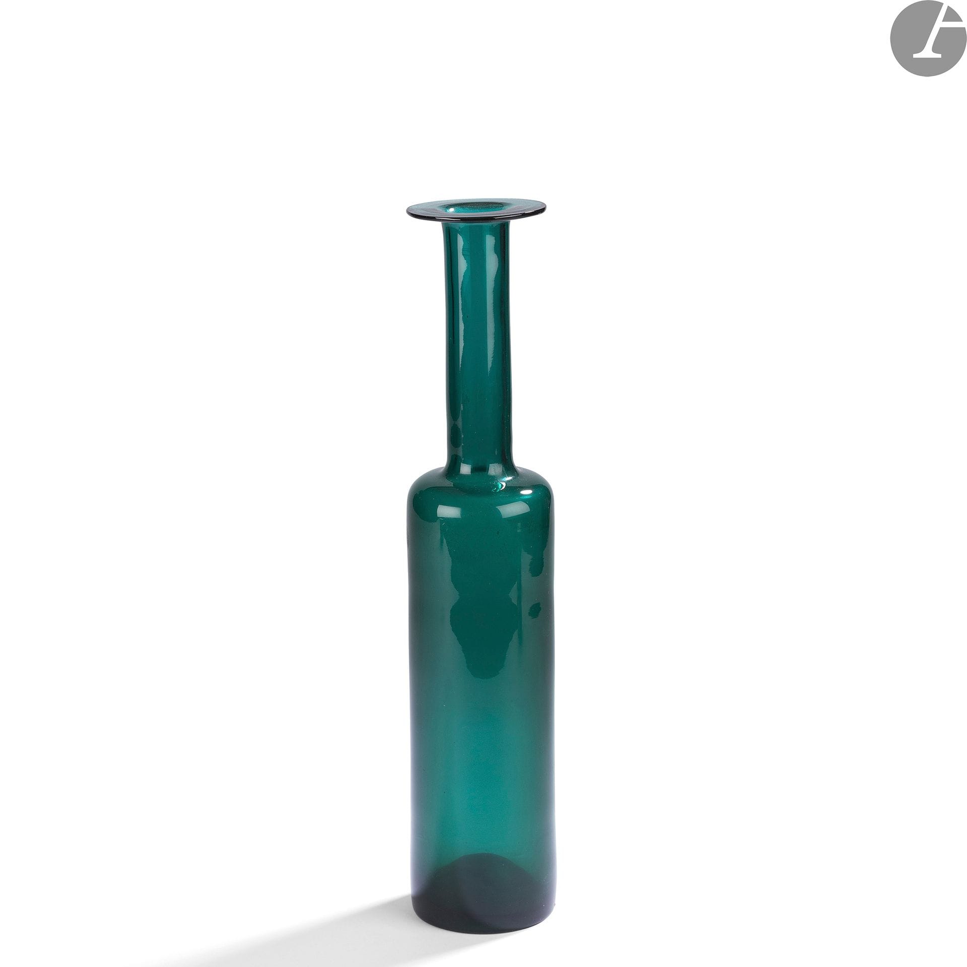 NANNY STILL (1927-2009) DESIGNER & VERRERIE RIIHIMAËN LASI 
Bouteille décorative. Épreuve en verre teinté émeraude. Marquée Nanny STILL Riihimaën Lasi Oy, à la pointe sous la base. H. 31,5 cm