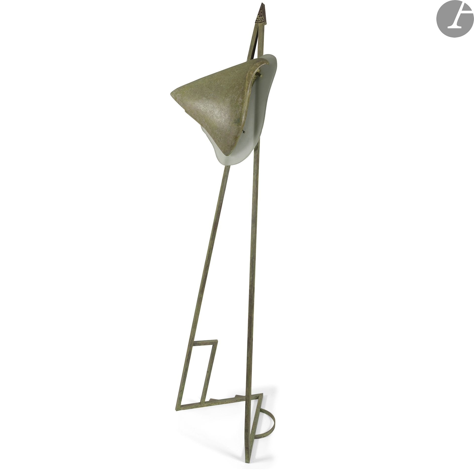MICHEL KIRILIUK (NÉ EN  1952)
Lampadaire-sculpture. Laiton patiné vert de fouille, verre coulé et sablé. Le fil électrique manchonné de tubes de laiton patiné. Signé M. KIRILIUK au sommet. H. 200 cm – L. 57 cm – l. 47 cm