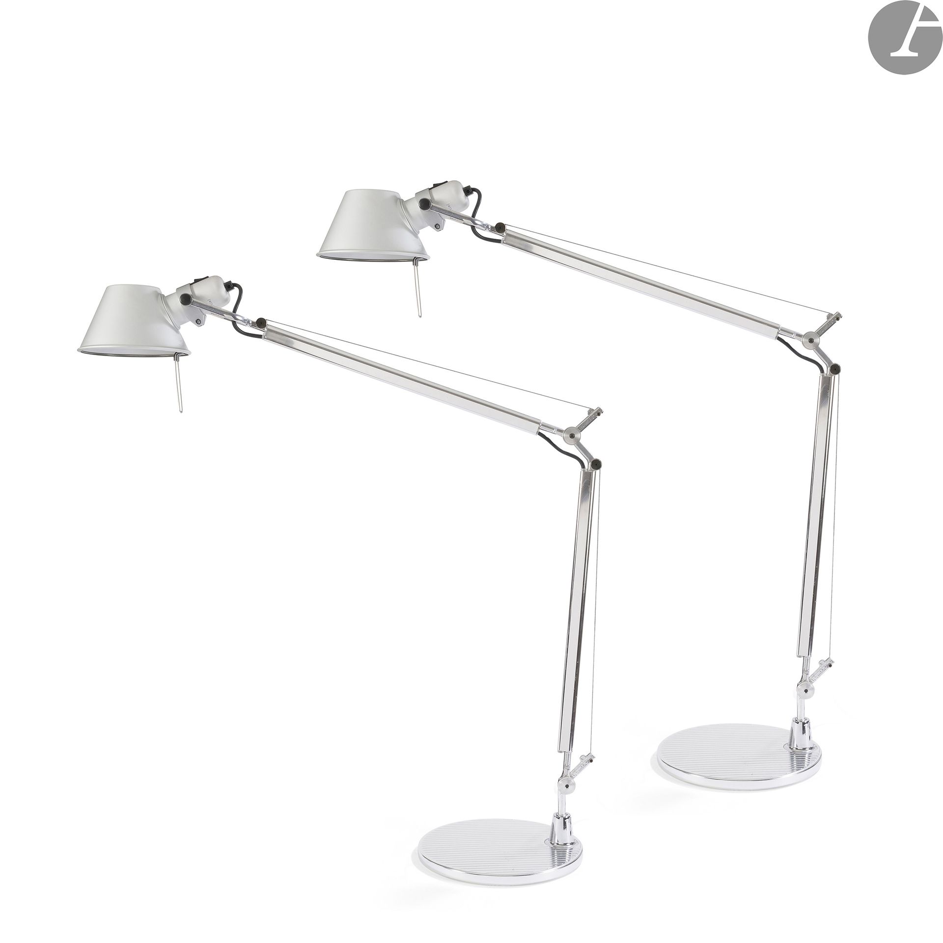 MICHELE DE LUCCHI (NÉ EN 1951) ET GIANCARLO FASSINA (XXe-XXIe) DESIGNER & ARTEMIDE ÉDITEUR
Tolomeo, le modèle conçu en [1987]
Paire de lampes de bureau. Les fûts articulés à système de filin et les bases circulaires en aluminium poli. Les réflecteurs coniques en métal brossé. Chacune marquée ARTEMIDE vers la rotule. H. env. 95 cm
