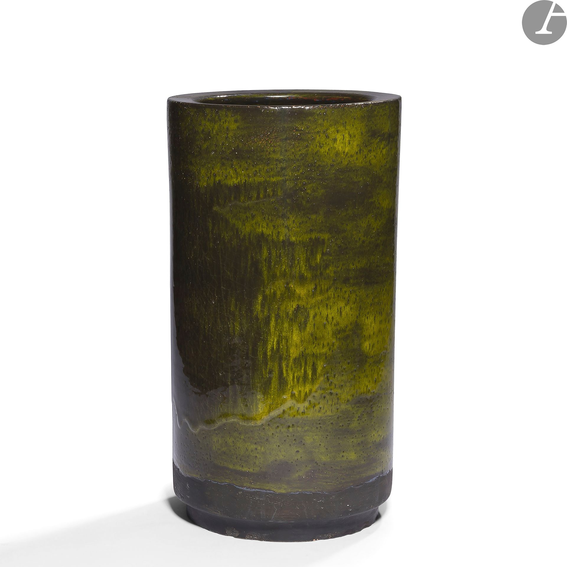 MADO JOLAIN (1921-2019)
Série Jardin dite aussi Plein air
Très important vase cylindre reposant sur un talon en retrait. Épreuve en céramique émaillée polychrome ; la base et le talon laissée sans émail. Années 1960. Restaurations, notamment de fêlures en départ du col, petits éclats en pourtour de l’arête de la base. H. 41 cm – D. 22 cm

Bibliographie :
Meubles et décors – N° 740 de mars 1960. Des variantes reproduites dans cette publication (sans pagination) dans un article consacré aux Poteries de plein air de Mado Jolain sous la plume de G. Unsac.