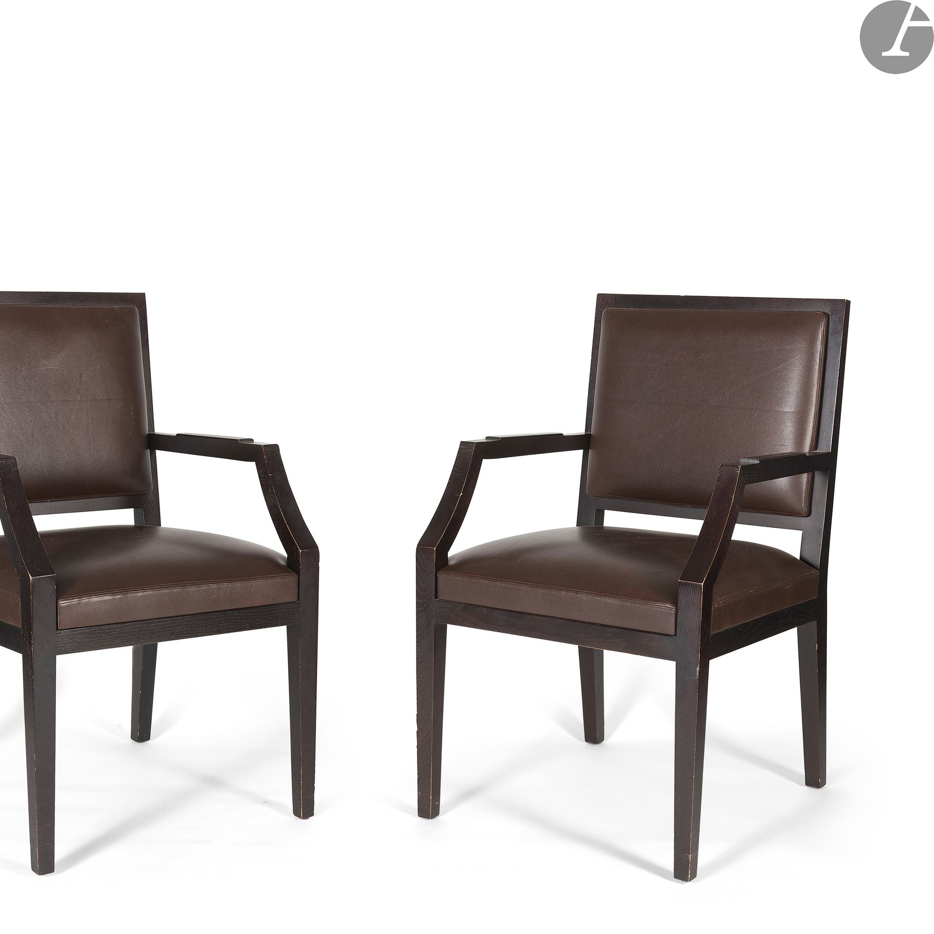 CHRISTIAN LIAIGRE (NÉ EN 1943)
Louis XVI
Paire de fauteuils néoclassiques de type Bridge. Les fûts en chêne teinté brun ; les pieds en gaine, les manchettes d’accotoir en ressaut. Tapisseries de cuir brun. État d’usage. H. 90 cm – L. 54 cm – P. 59 cm