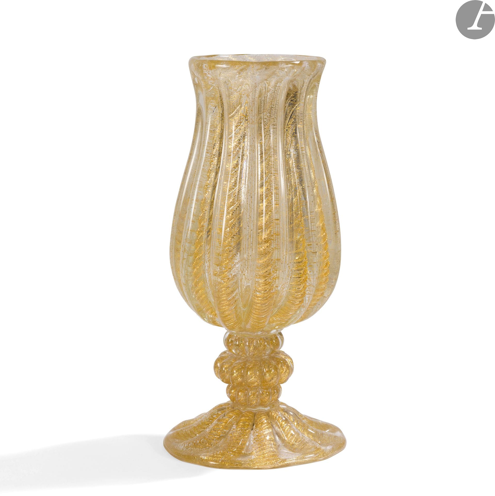 ERCOLE BAROVIER (1889-1974) POUR BAROVIER & TOSO À MURANO
Cordonato d’Oro, épreuve n° 3/30
Vase cornet sur piédouche et à godrons. Épreuve en verre poudré or et au décor de feuilles d’or éclatées en intercalaire. Signé et numéroté BAROVIER e TOSO 3/30, en gravure sous la base. H. 31 cm