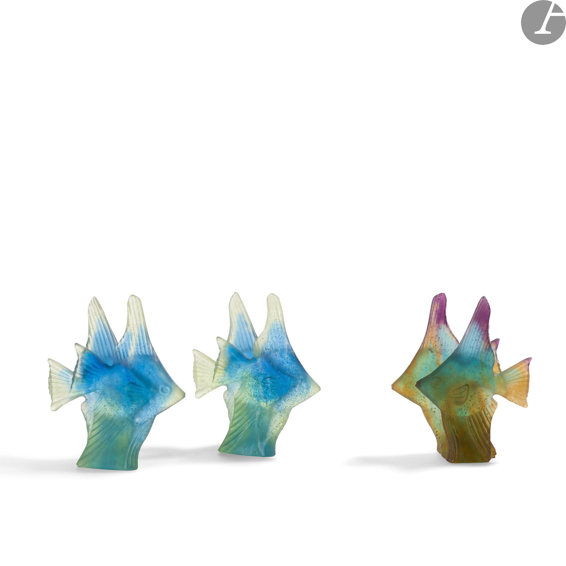 DAUM FRANCE
Couple de poissons ; bleu, jaune - Couple de poissons ; ambre, vert, les modèles conçus en [2003] et [2004]
Suite de trois presse-papiers zoomorphes. Épreuves en pâte de cristal polychrome. Chaque pièce signée DAUM France, l’une marquée Nancy 2003 et une autre Nancy 2004. H. 9 cm