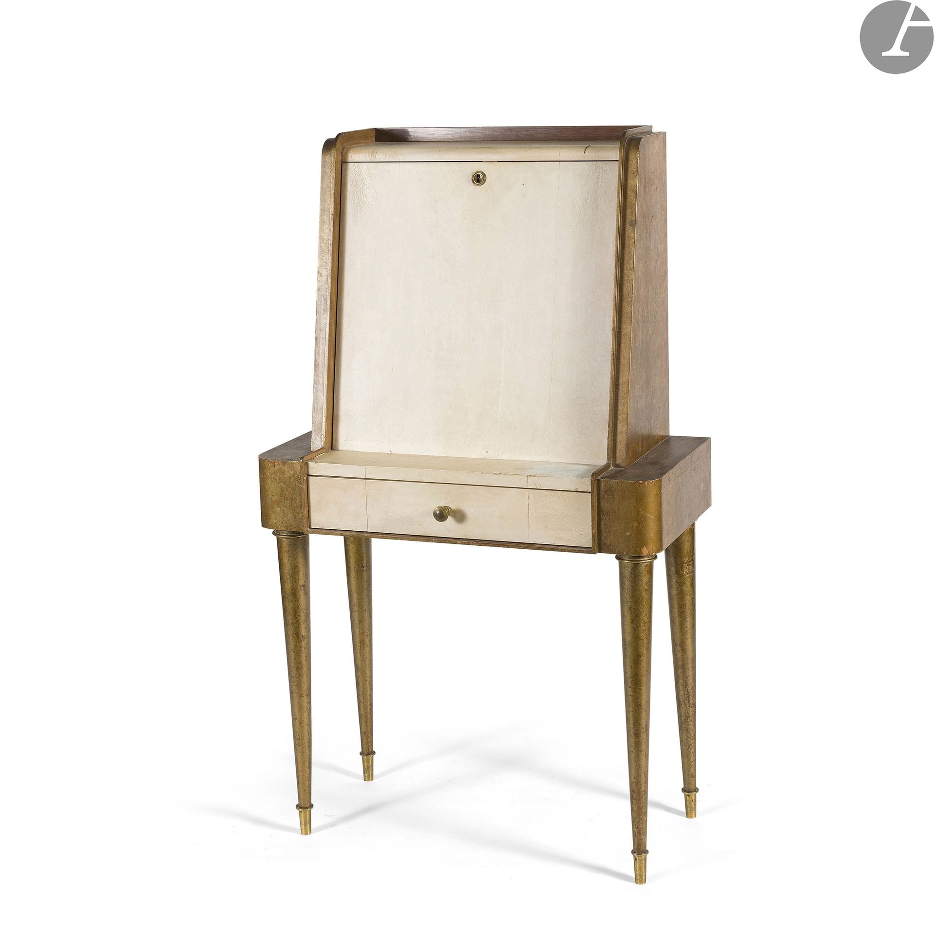 DANS LE GOÛT DE BAPTISTIN SPADE (1891-1969)
Bonheur du jour en placage (re)patiné or. Les quatre pieds fuselés sabotés de laiton soutiennent l’entablement recevant un tiroir gainé de parchemin et un bloc ouvrant par un abattant également gainé de parchemin. Années 1930-40. État d’usage, dorure non d’origine, accidents au parchemin sur l’entablement. H. 124 cm – L. 72 cm – P. 35 cm