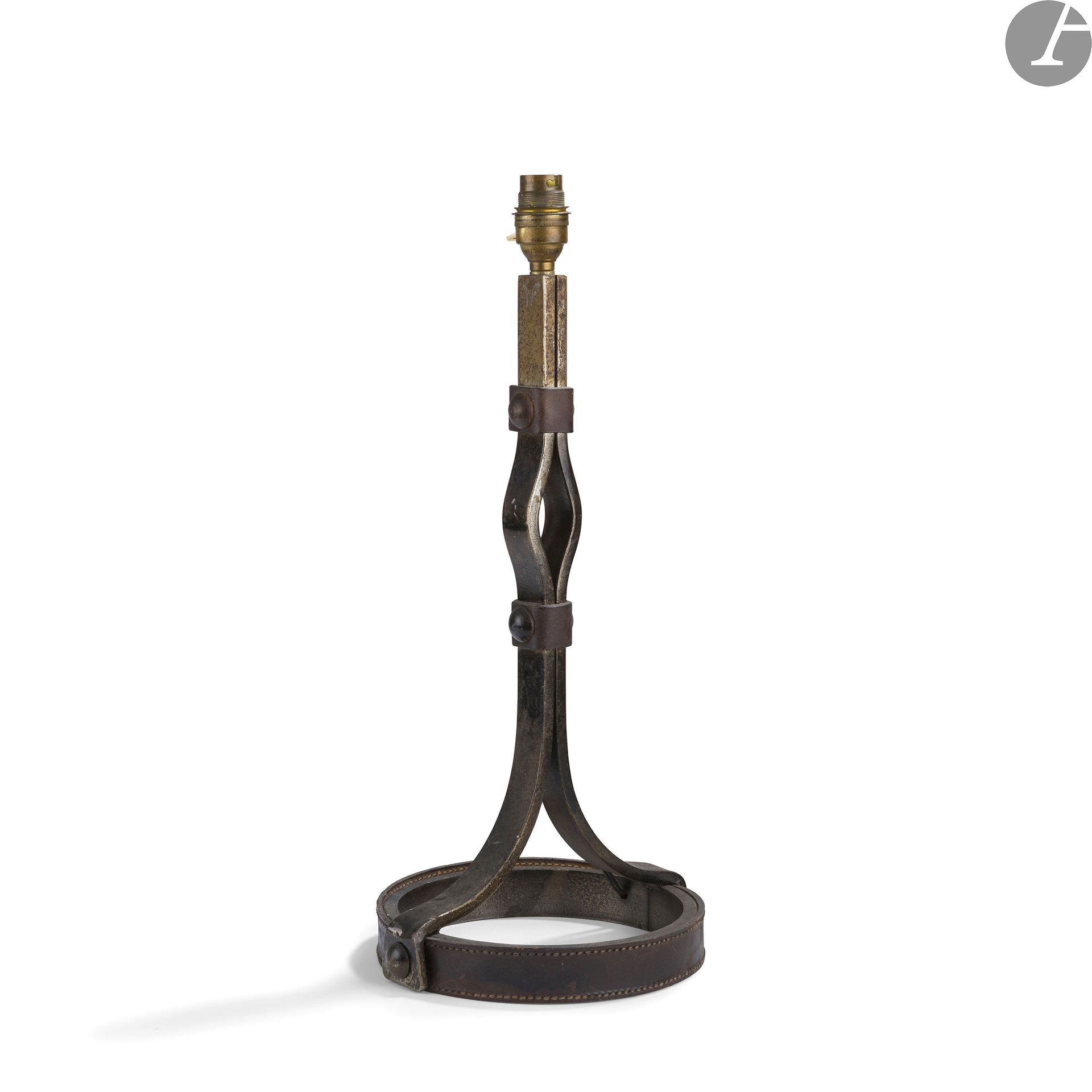 WORK OF THE YEARS
1960-70Lamp
stand
. Proof in wrought iron with black patina, the circular base and the rings covered with brown leather with saddle stitching. H. 44 cm
