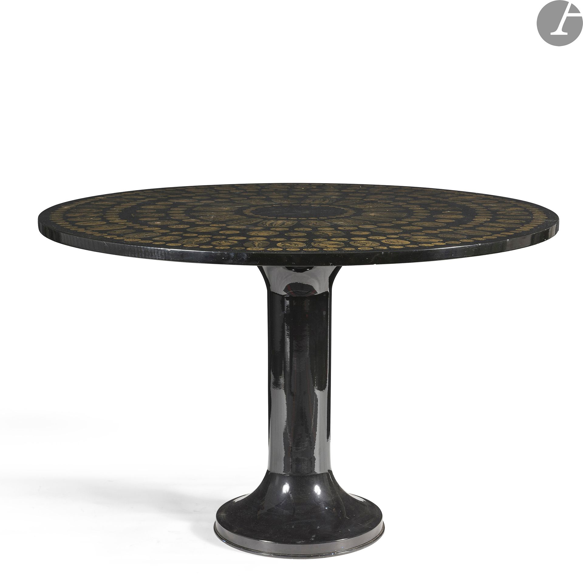 PIERO FORNASETTI (1913-1988) CONCEPTEUR DU MODÈLE ET DU DÉCOR – FORNASETTI MILANO ÉDITEUR
Cammei, le décor conçu en [1956]
Table ronde à pied central dit Colonne. Le plateau en sérigraphie vernie sur âme de bois ; le pied tulipe en métal laqué noir. Edition réalisée en 2007. Marquée de la pastille d’éditeur ronde FORNASETTI Milano Italy sous le pied. H. 75,5 cm – D. 116 cm