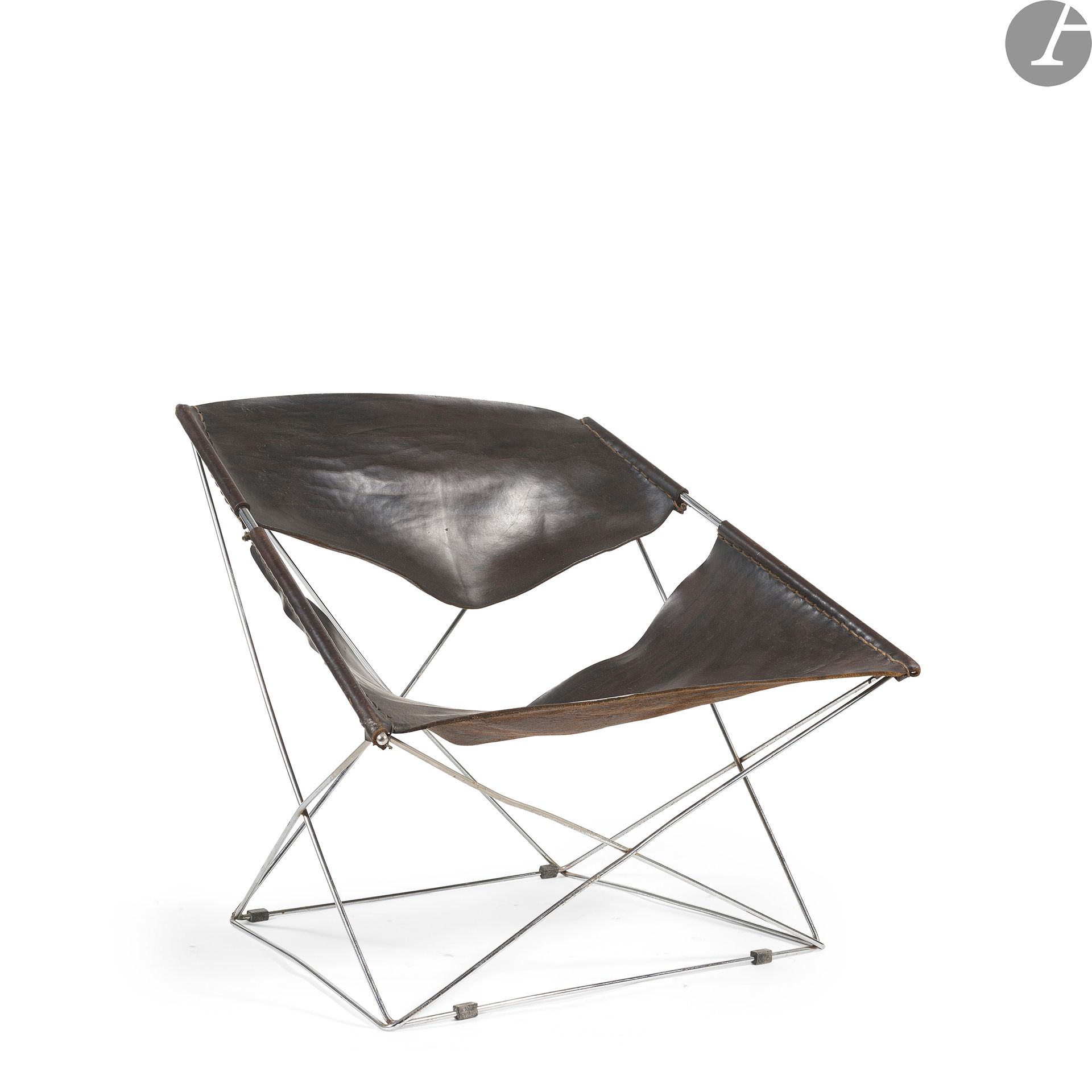 PIERRE PAULIN (1927-2009) DESIGNER & ARTIFORT ÉDITEUR
F675 dit Butterfly, le modèle conçu en [1963]
Fauteuil bas. La structure en fils de métal chromé ; l’assise et le dossier tendus en cuir brun aux piqûres sellier. Cuir tendu usagé, restaurations. H. 67 cm – L. 78 cm – P. 62 cm

Bibliographie :
Anne Chapoutot, préface d’Yvonne Brunhammer - Pierre Paulin, un univers de formes – Du May éditions, Paris, 1992. Modèle identique reproduit page 42.