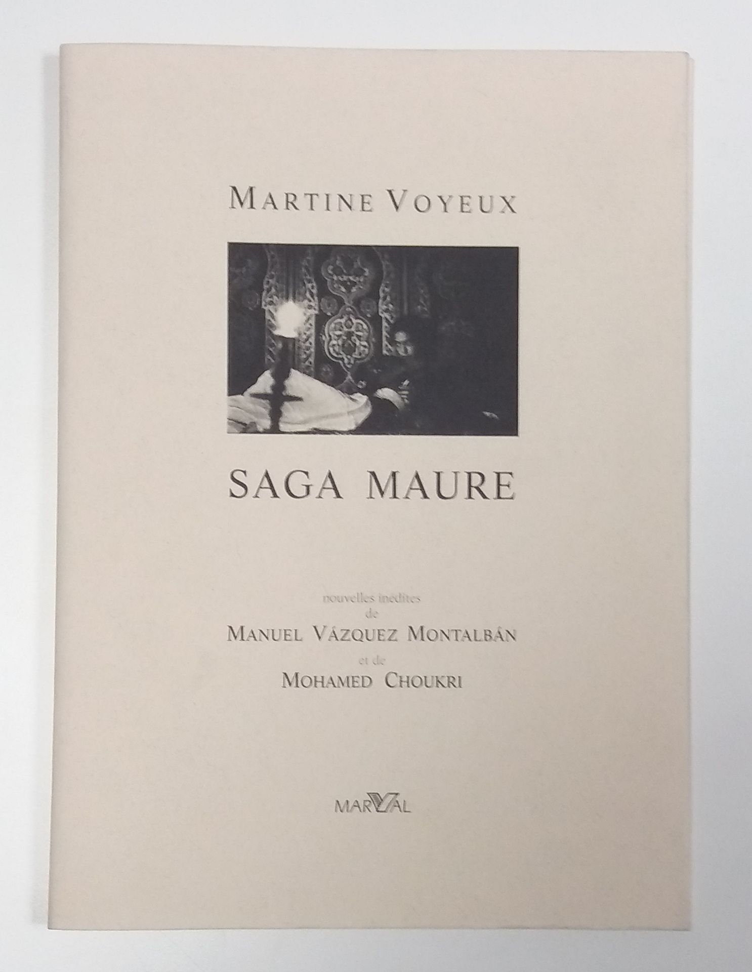 VOYEUX, Martine (née en 1948)

Saga Maure.
Paris, Marval, 1995.

In-8 (24 x 17 cm). Édition originale, 130 pp., 48 photographies en noir et blanc en pleine page ou double page, texte en français de Manuel Vasquez Montalban et Mohamed Choukri. Couverture souple illustrée.