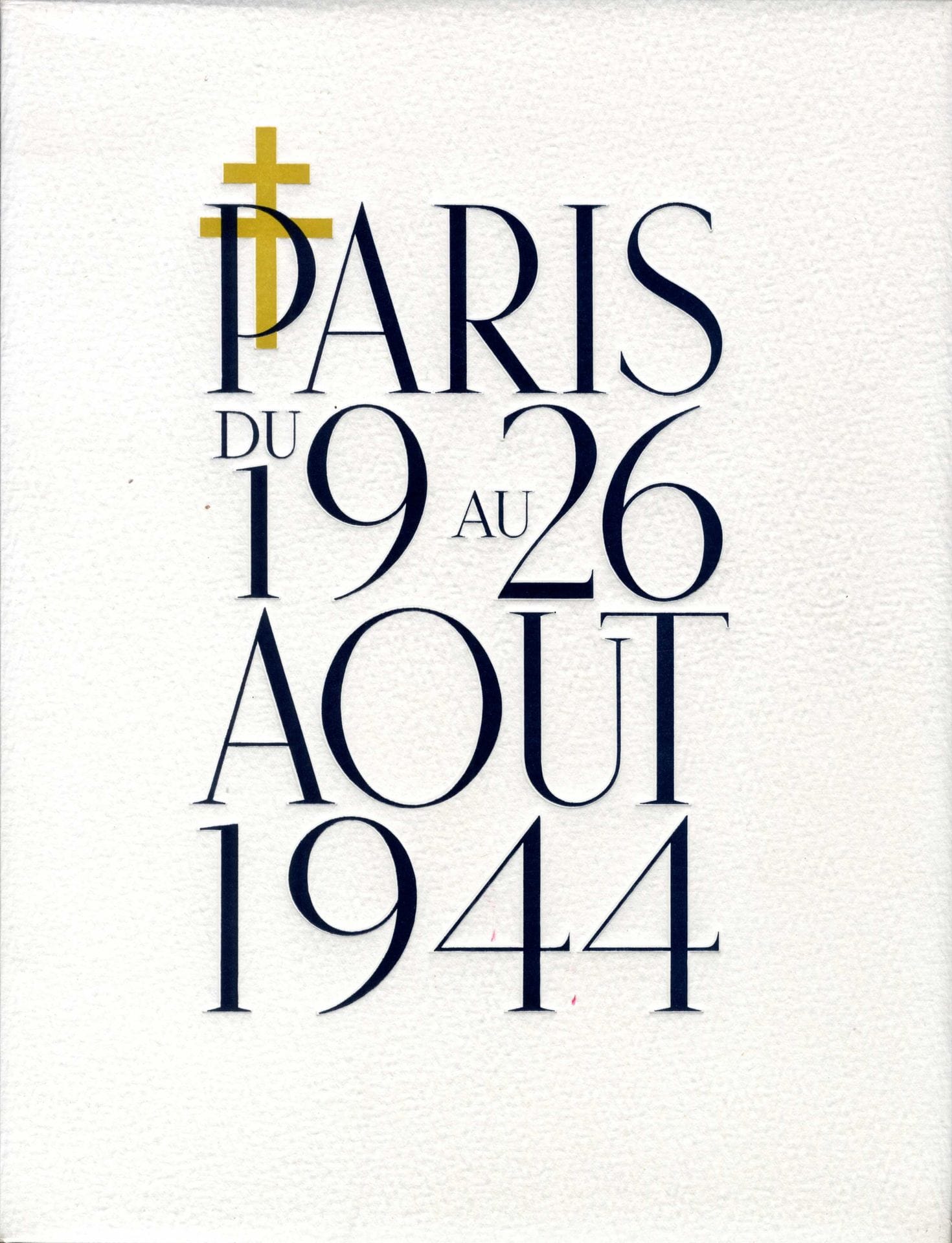 [PARIS]

Paris du 19 au 26 août 1944.
Paris, Ville de Paris, 1945.

In-4 (30,5 x 23,5 cm). Édition originale en tirage limité à 500 exemplaires imprimée en février 1945 sur les presses de Draeger Frères, exemplaire n° 463, 250 pp, 99 photographies pleine page en noir et blanc reproduites en héliogravure pleine page de Robert Doisneau, Lucien Beaugers, Daniel Citerne, René Zuber, Serge et al., reproduction en fac-similé d’un manuscrit du Général de Gaulle en date du 25 août 1944, présentation de Marcel Flouret, Préfet de la Seine, allocution de Monsieur Georges Bidault, président du Conseil National de la Résistance et du Général De Gaulle, Président du Gouvernement Provisoire de la République Française, texte d’André Tollet, Président du Comité Parisien de Libération, couverture rempliée protégée par une chemise en carton rigide marron, titrée au dos elle-même protégée par un boîtier cartonné rigide de la même couleur. A l’intérieur, exemplaire comme neuf, infime usure d’usage de la chemise cartonnée.
Rarissime dans sa chemise cartonnée et son étui rigide !