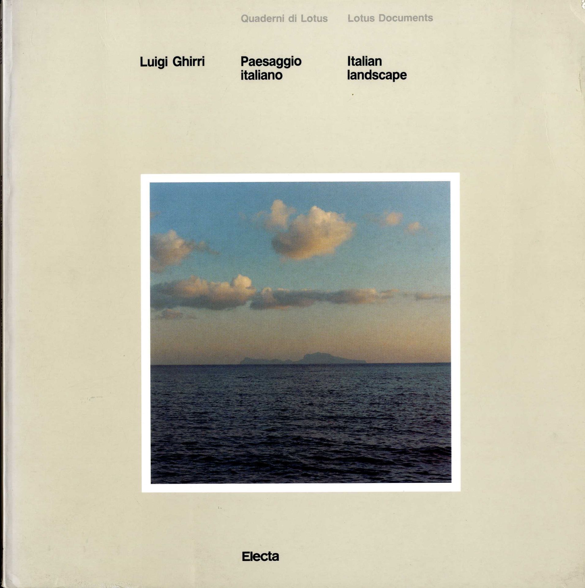 GHIRRI, Luigi (1943-1992)

Paesaggio italiano / Italian Landscape.
Milan, Electa (Quaderni di Lotus), 1989.

In-4 (26 x 26 cm). Édition originale publiée à l’occasion de l’exposition présentée à Reggio Emilia du 1er juillet au 20 août 1989. 128 pp, 80 photographies en couleurs pleine page et une vingtaine de documents in-texte, texte en anglais et en italien de Gianni Celati, Carlo Alberto Quintavalle, Giorgio Messori, Paolo Costantini, Ennery Taramelli, Aldo Rossi, Beppe Schaste et Luigi Ghirri, un entretiens de Luigi Ghirri avec Mario Lupano, et un autre entretien avec Emanuela Teatini, inteview de Lucio Dalla par Luigi Ghirri. Edition brochée illustrée.