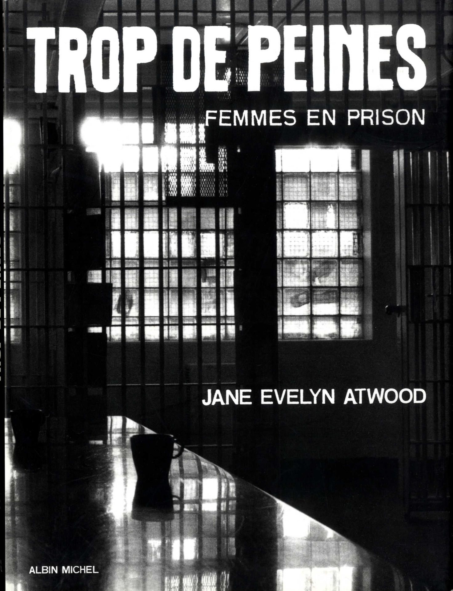 ATWOOD, Jane Evelyn (née en 1947) [Signed] 

Trop de peines, Femmes en prison.
Paris, Albin Michel, 2000.

In-4 (29,5 x 22 cm). Édition originale reliée en langue française, signée par Jane Evelyn Atwood au verso de la page de garde initiale, 192 pp, 130 photographies en noir et blanc dont un grand nombre en pleine page ou double page, reliure d’éditeur cartonnée illustrée et jaquette illustrée.