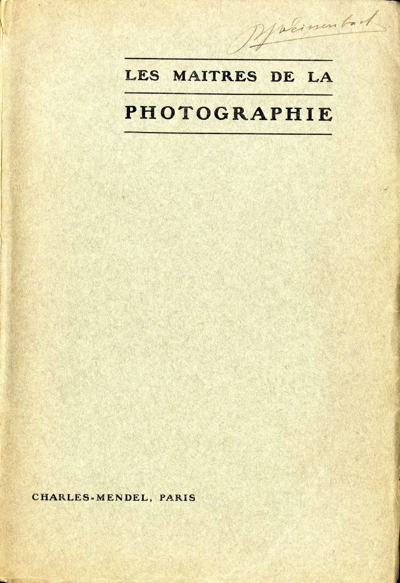 MÉNARD, Cyrille. 

Les maîtres de la photographie. 
Paris, Charles-Mendel, [1907].

In-4 (29 x 20 cm). Édition originale. 376 pp. L'ouvrage est composé de douze chapitres consacrés aux photographes suivants : Maurice Bucquet, Gertrude Käsebier, P. de Sincly, C. Puyo, Léonard Misonne, Charles Job, G. A. Barton, Robert Demachy, Alexandre Keighley, Albert Regad, Pierre Dubreuil, Paul Bergon. Textes de Cyrille Ménard. 340 photographies dont 77 pleines pages. Brochure avec usures d'usage, couverture souple insolée en bordure avec ex-libris manuscrit, tampon d'ex-libris en page de titre.