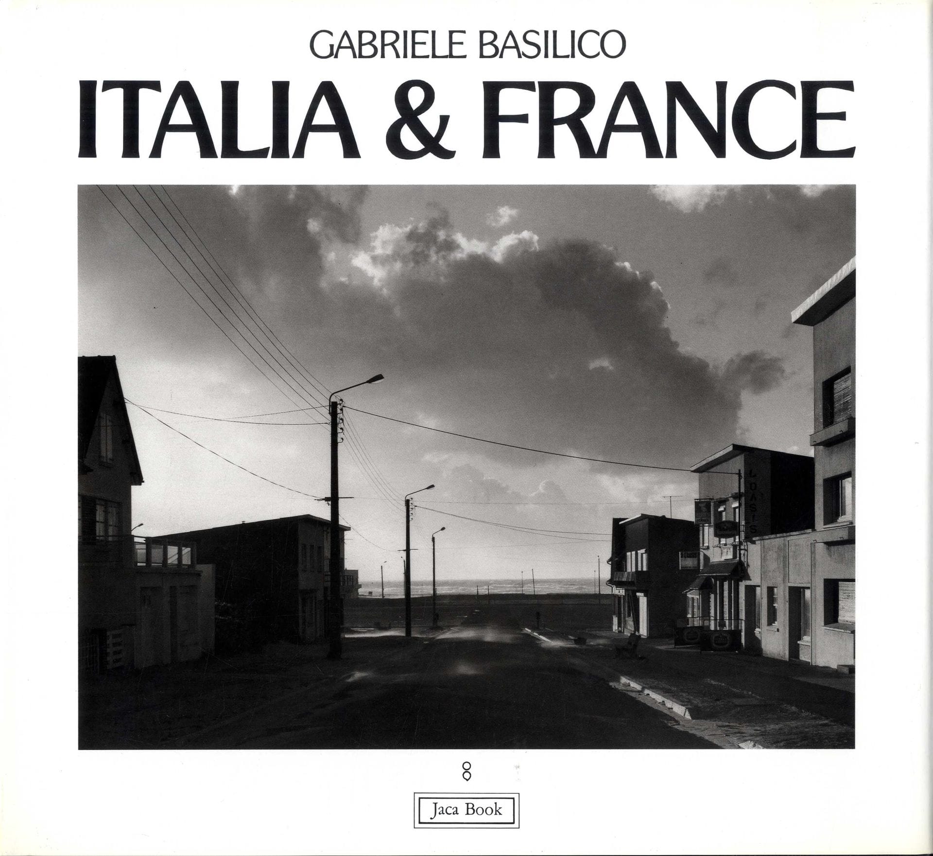 BASILICO, Gabriele (1944-2013) [Signed]

Italia & France, Vedute 1978-1985 Vues
Milan, Editoriale Jaca Book (Punto e Virgola, 8), 1986.

In-4 (28 x 31 cm). Édition originale reliée dédicacée et signée par Gabriele Basilico et réalisée sous la direction de Giovanni Chiaramonte. 150 pp, 104 photographies en noir et blanc pleine page, texte en français et en italien de Carlo Bertelli et entretien de Gabriele Basilico avec Giovanni Chiaramonte. Reliure d’éditeur cartonnée noire imitation toile et jaquette illustrée, boîtier éditorial de protection. En page de garde finale, tampon d'exemplaire hors commerce

PuntoVirgola est né en 1978 en tant qu’initiative éditoriale de Luigi Ghirri et Giovanni Chiaramonte et à partir de 1981 a poursuivi son activité sous le sigle Jaca Book.