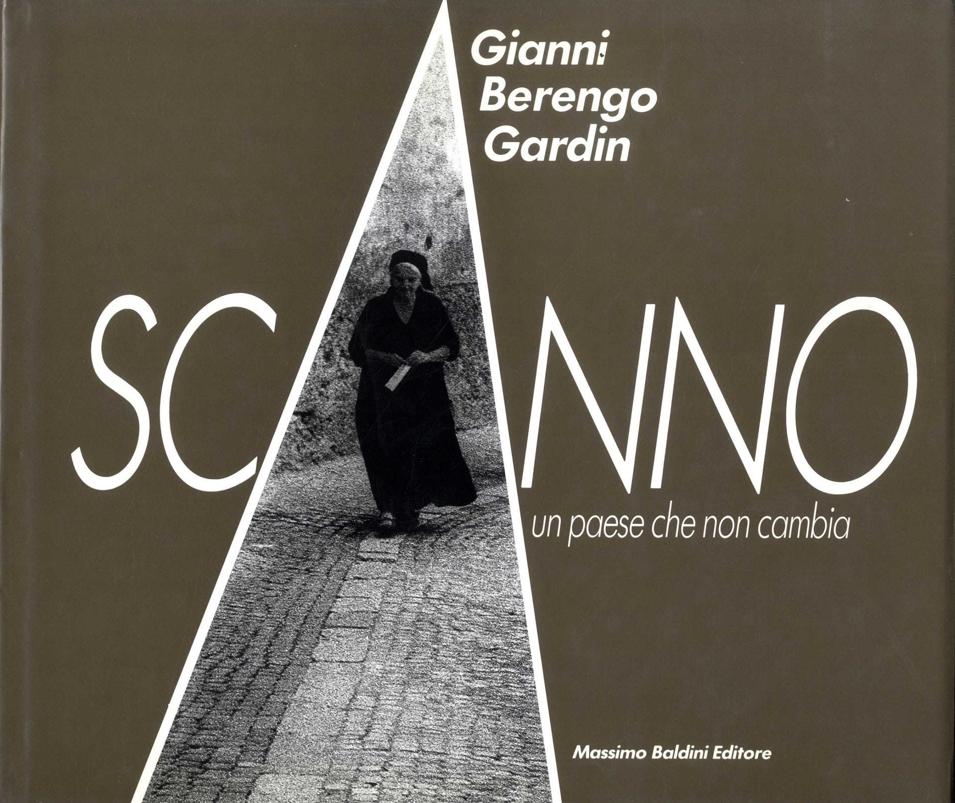 BERENGO GARDIN, Gianni (né en 1930) [Signed]

Scanno, un paese che non cambia.
Appiano Gentile (Como), Massimo Baldini Editore, 1987.

In-8 oblong (24,5 x 29 cm). Édition originale reliée signée par Gianni Berengo Gardin en page de titre. 128 pp, 109 photographies en noir et blanc en pleine page, texte en italien de Rossella Bigi. Reliure toilée gris clair et jaquette illustrée.