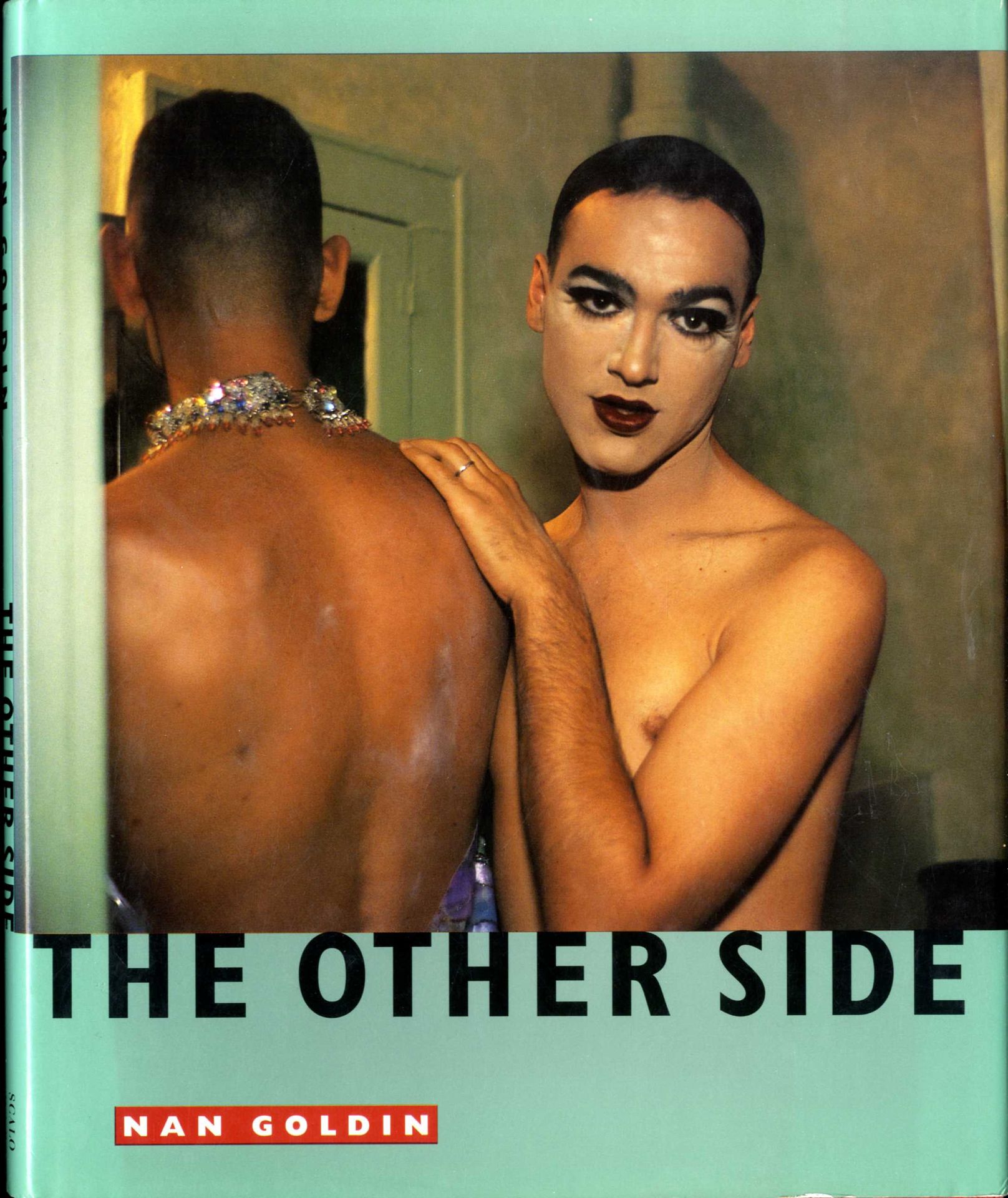 GOLDIN, Nan (née en 1953) [Signed]

The Other Side.
Zurich, Scalo 1993. 

In-4 (27,5 x 23,5). Édition originale reliée dédicacée et signée par Nan Goldin en page de titre, 144 pp, 106 photographies pleine page ou double page dont 25 en noir et blanc et 81 en couleur, texte en anglais de Nan Goldin, reliure d’éditeur cartonnée rouge avec jaquette illustrée.