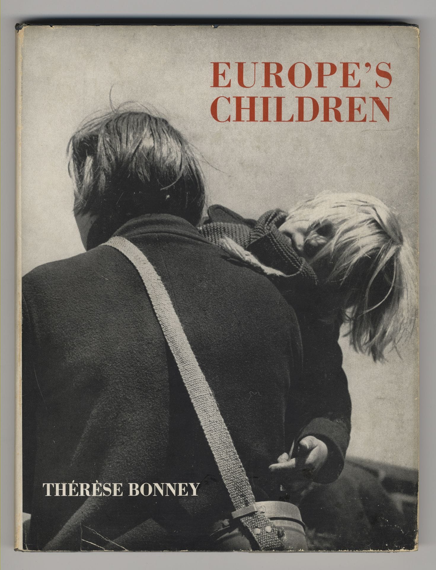 BONNEY, Thérèse (1894-1978) [Signed]

Europe’s children, 1939 to 1943.
Rhode Publishing Company, 1943.

In-4 (29,5 x 23 cm). Édition originale reliée signée par Thérèse Bonney dans la page suivant la page de titre, 160 pp, 69 planches photographiques imprimées en héliogravure, reliure d’éditeur cartonnée avec titre imprimé en couverture et jaquette illustrée.