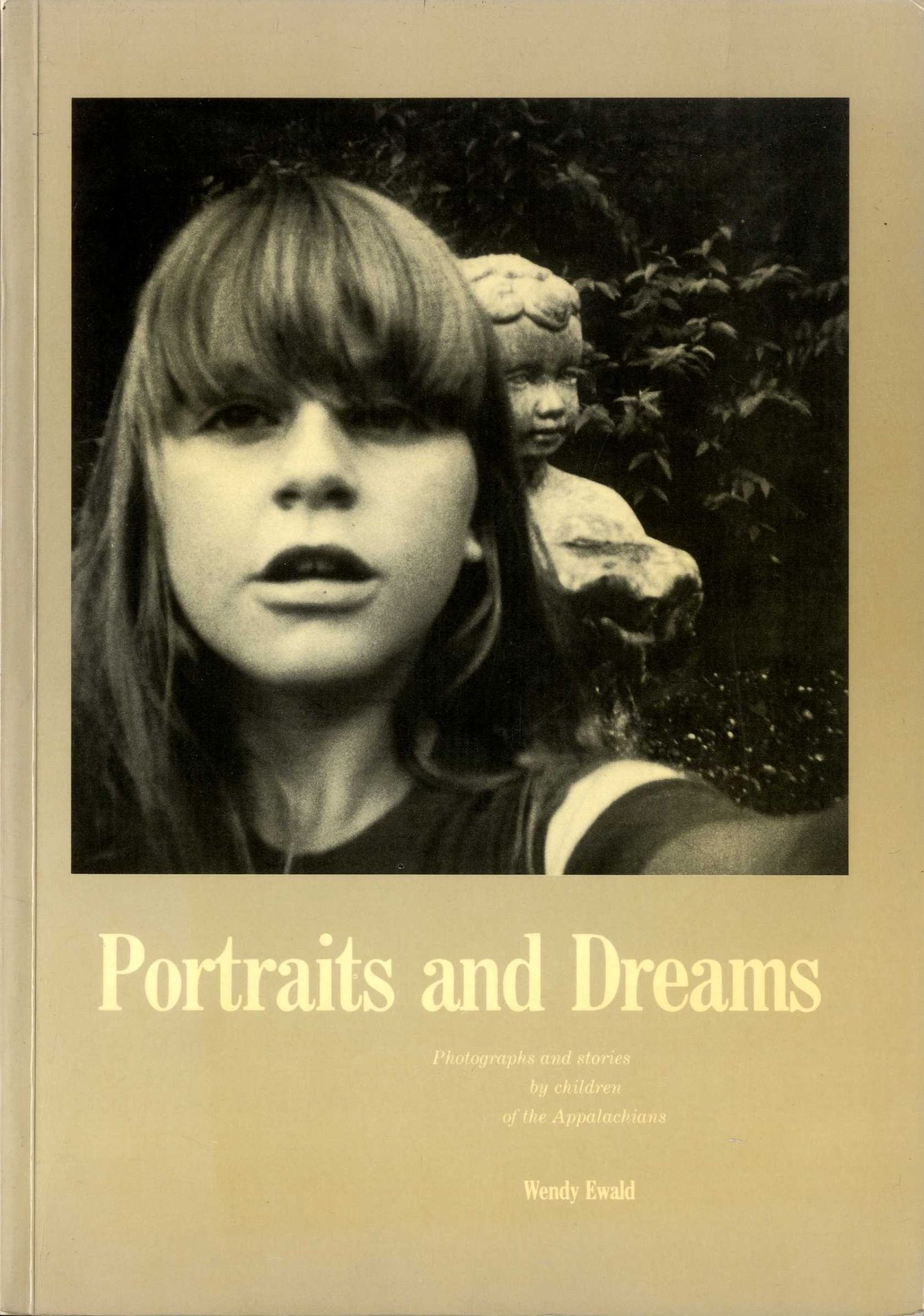 EWALD, Wendy (née en 1951)

Portraits and Dreams, Photographs and Stories by Children of the Appalachians.
Londres, Writers and Readers Publishing Cooperative, 1985.

In-8 (25,5 x 17,5 cm). Édition originale. 128 pp., 97 photographies en noir et blanc en pleine page de Wendy Ewald et de ses élèves, introduction de Robert Coles, avant-propos et texte de Wendy Ewald, postface de Ben Lifson. Reliure souple illustrée (ex dono manuscrit au dos de la couverture).

Ref. Parr & Badger II 222-223