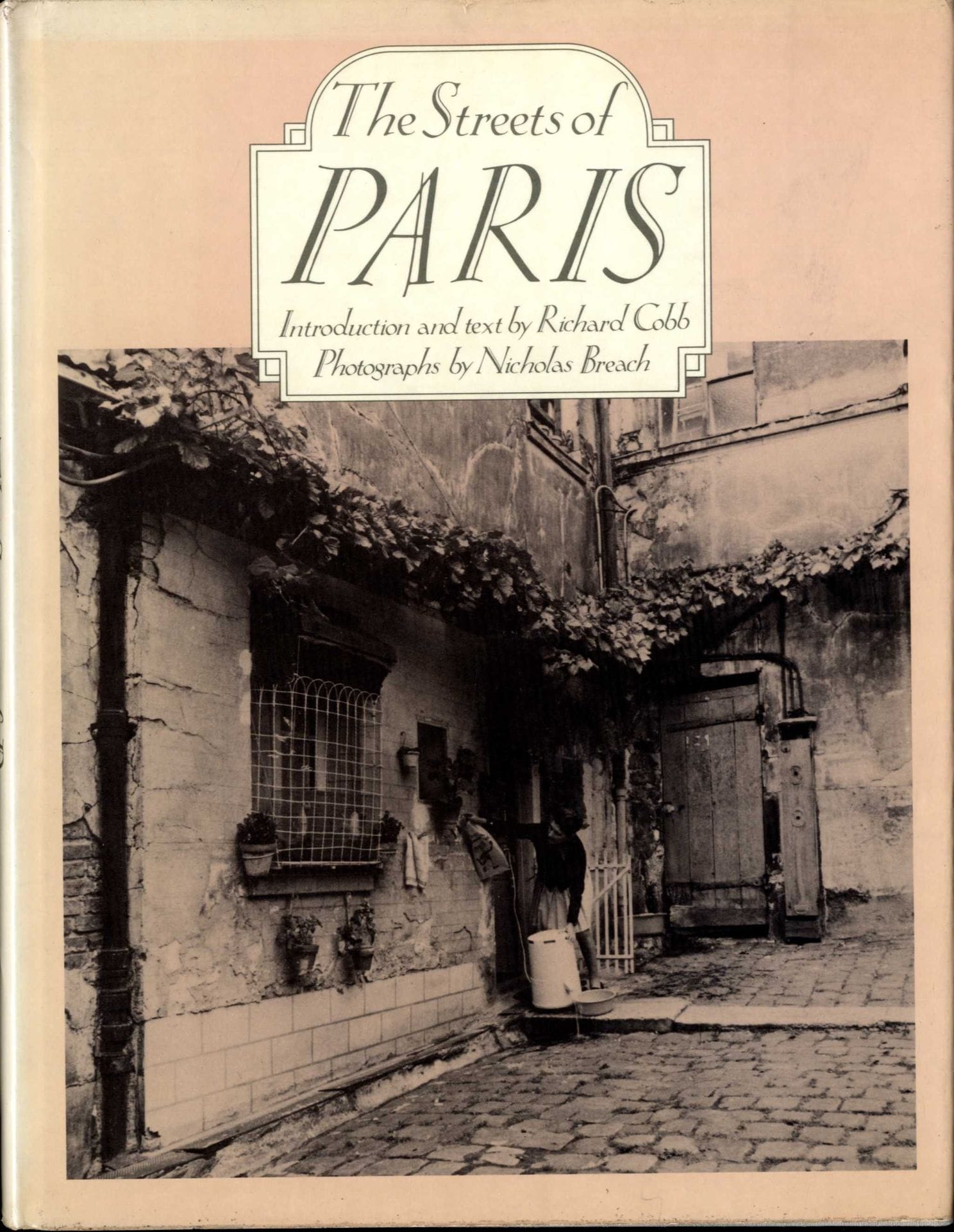 [PARIS]
BREACH, Nicholas

The Streets of Paris.
New York, Pantheon Books, 1980.

In-4 (28 x 22 cm). Édition originale reliée, 160 pp, environ 200 photographies en noir et blanc, introduction et textes de Richard Cobb en anglais ainsi que les légendes des photographies, très belle reliure toilée blanche avec titre imprimé en creux en caractères or en couverture et au dos, jaquette illustrée.