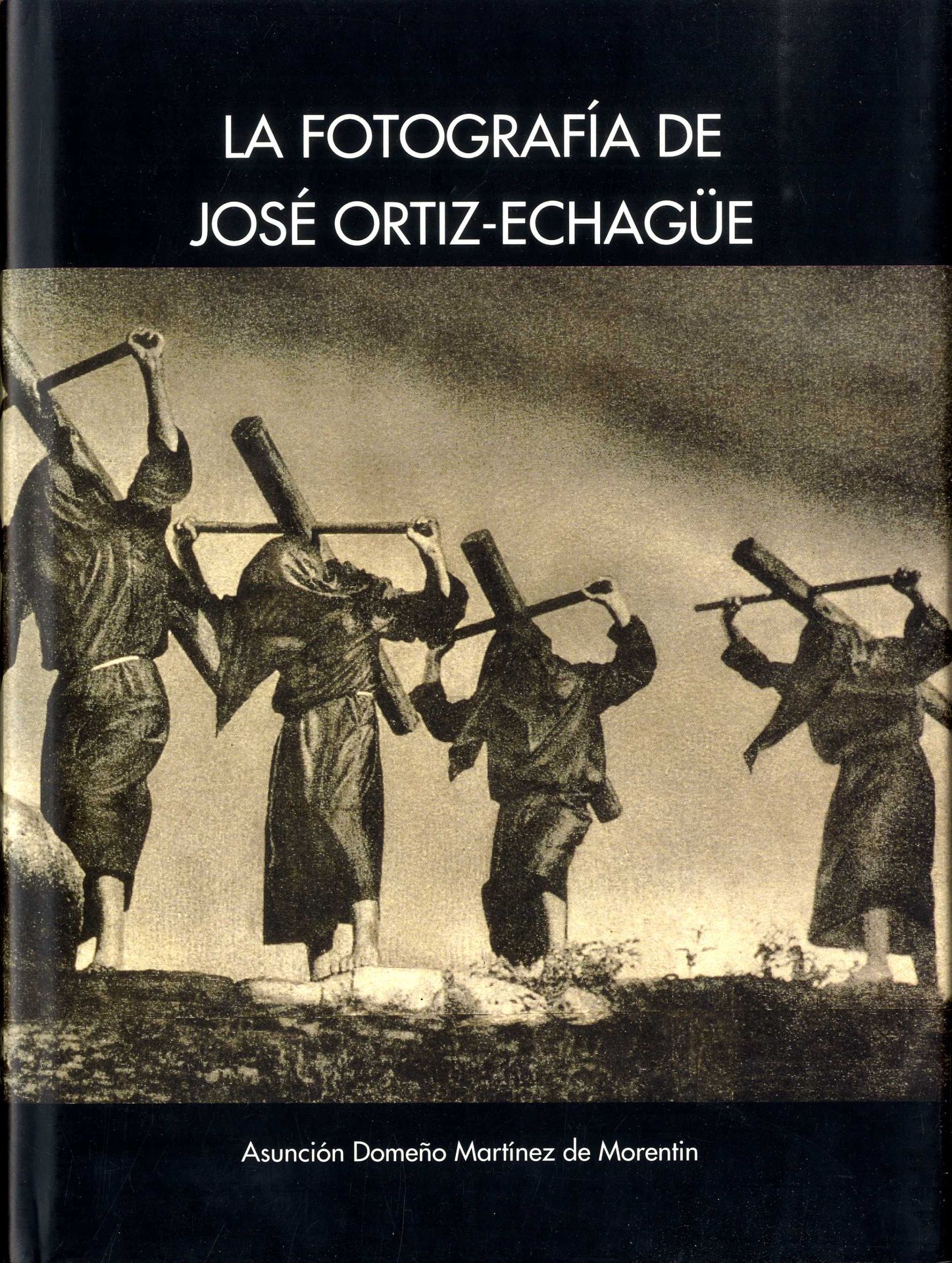 ORTIZ-ECHAGÜE, José (1886-1980)

La Fotografia de José Ortiz-Echagüe.
Pamplune, Gobierno de Navarra, 2000.

In-4 (28,5 x 21 cm). Édition originale reliée. 536 pp, 254 photographies en noir et blanc dont 205 en pleine page, texte en espagnol de Asunción Domeño Martínez de Morentin. Reliure d’éditeur cartonnée noire avec titre imprimé en creux en couverture et au dos ton sur ton et jaquette illustrée.