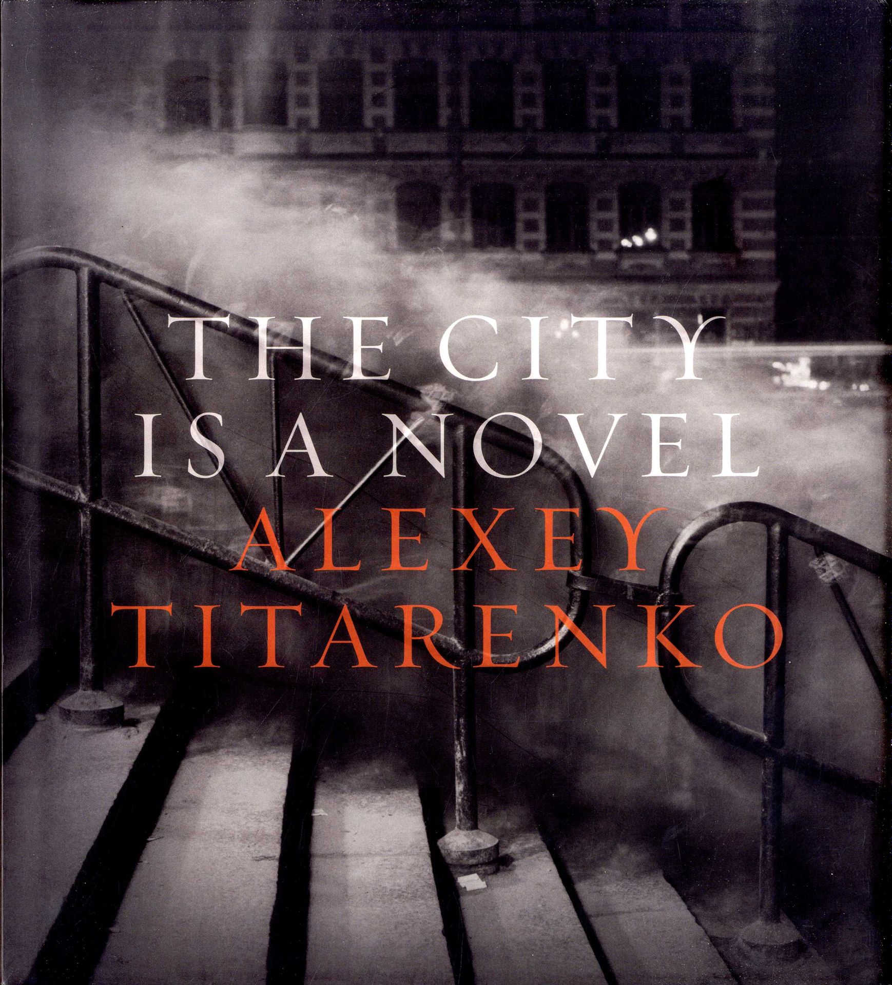 TITARENKO, Alexey (né en 1962) [Signed]

The City Is a Novel. 
Bologne, Damiani, 2015.

In-4 (28 x 25,5 cm). Édition originale reliée signée par Alexei Titarenko en page de titre. 190 pp, 118 photographies en noir et blanc, texte en anglais d’Alexei Titarenko. Reliure toilée gris clair avec titre imprimé en creux en couverture et au dos ton sur ton et jaquette illustrée.