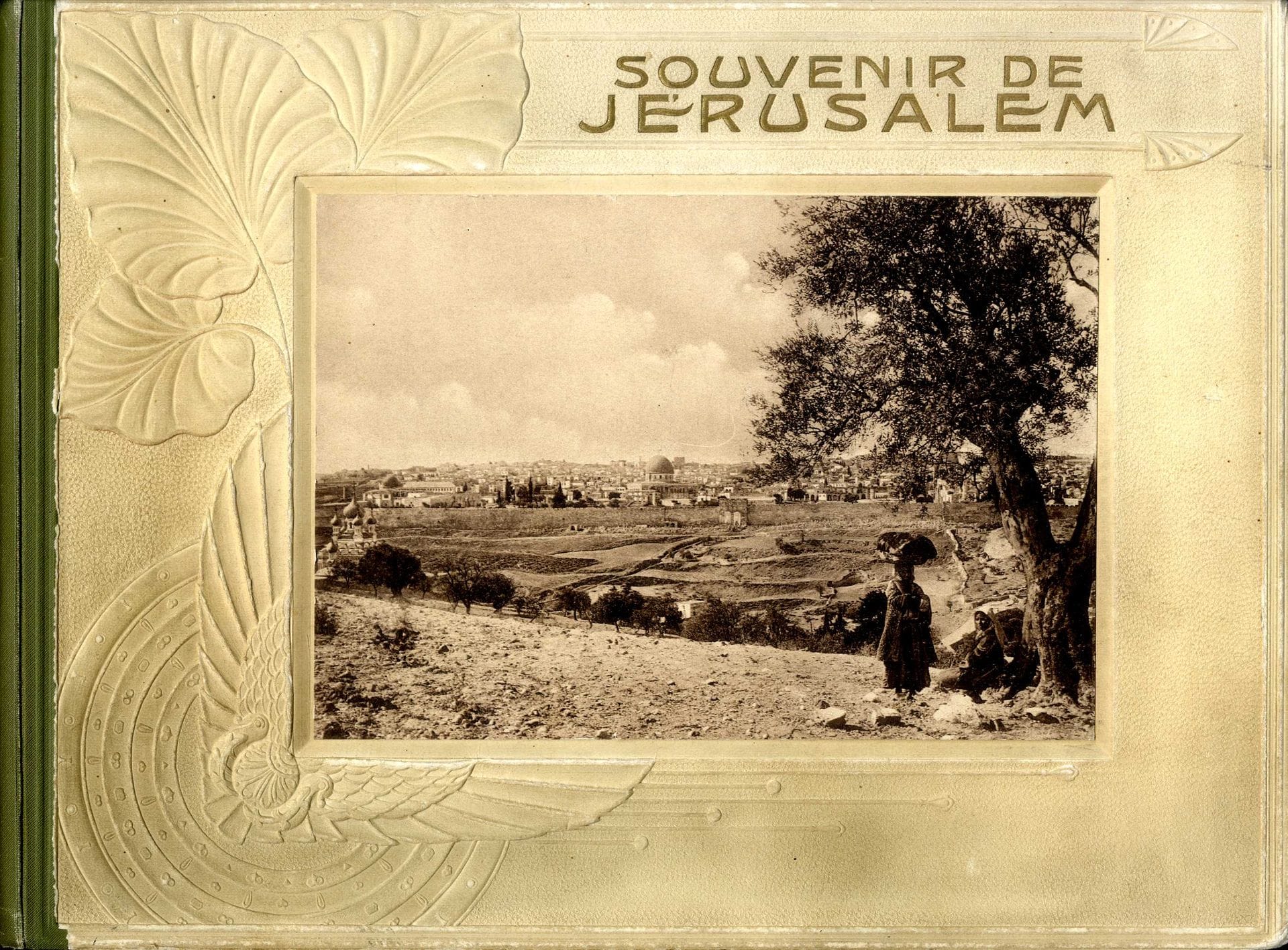 BONFILS, Félix (1831-1885)
BONFILS Adrien (1861-1929)

Souvenir de Jérusalem.
[Beyrouth, F. Bonfils et Cie, vers 1920]. 

Édition originale reliée, 24 estampes photographiques en noir et blanc en teinte bistre imprimée par photogravure avec cuvette d’impression bien visible, légende des photographies en français, anglais et allemand. Reliure cartonnée avec dos toilé et photographie contrecollée en couverture.
Ref. La Maison Bonfils, Musée du Colombier – Médiathèque de l’Architecture et du Patrimoine, 2021.