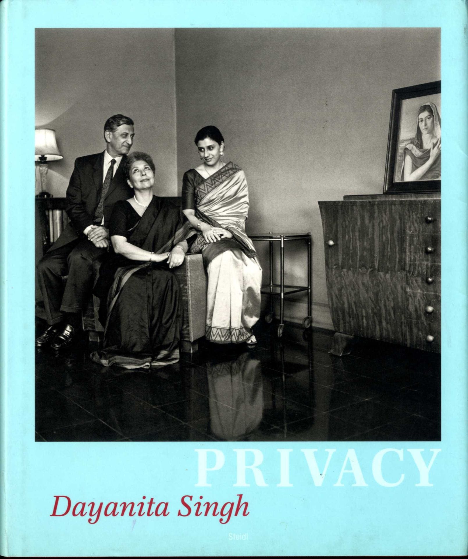 SINGH, Dayanita (née en 1961)

Privacy.
Göttingen, Steidl, 2004.

In-8 (24,5 x 20,5 cm). Édition reliée, 144 pp, 90 photographies en noir et blanc, texte de Dayanita Singh et de Britta Schmitz, reliure d’éditeur toilée rouge avec titre imprimé en creux au dos et jaquette illustrée.
Cf. Réf. Parr & Badger, volume II, p. 124-125.