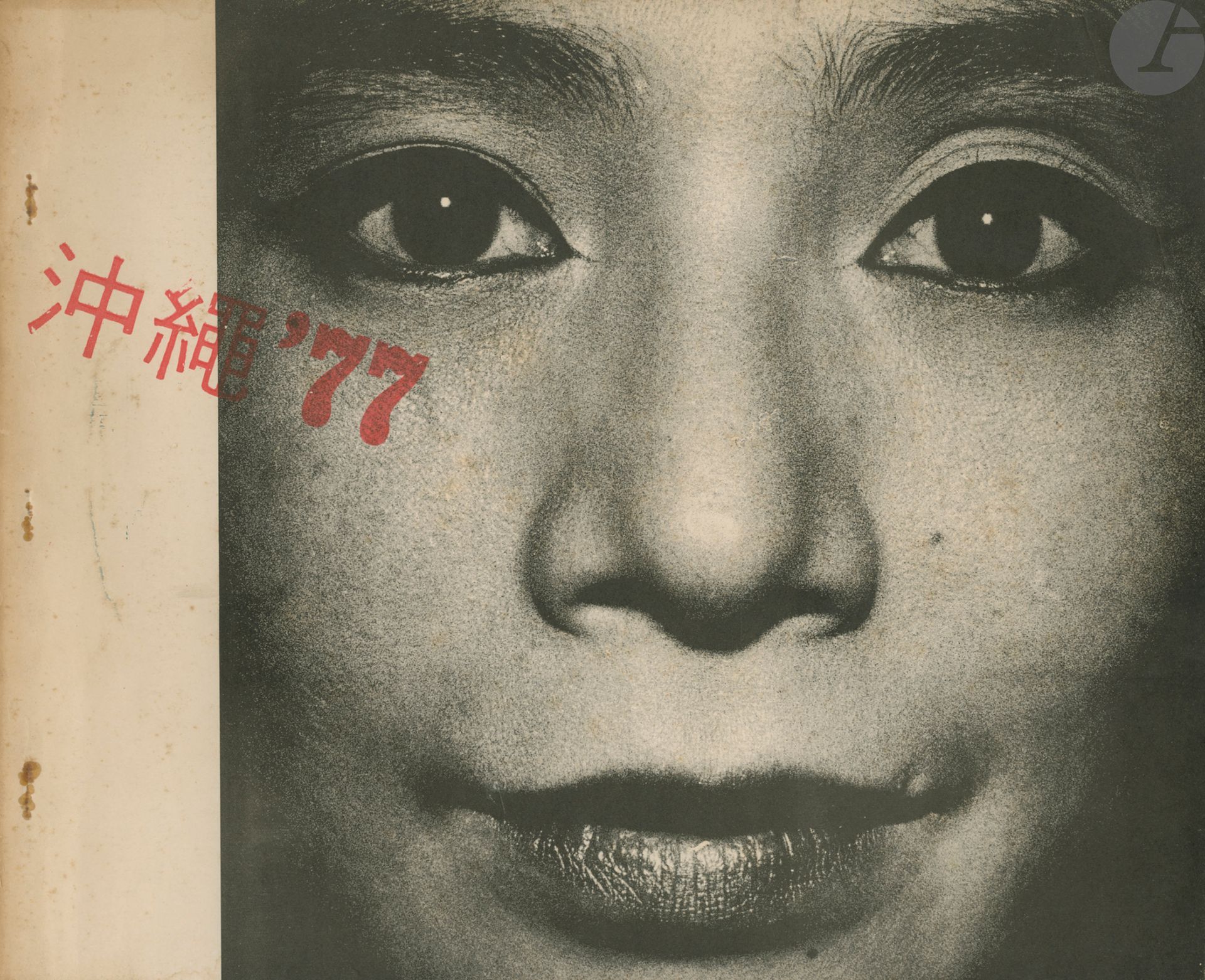 [JAPON]
Collectif
Okinawa '77.
Tokyo College of Photography, (1977)
In-4 oblong (24,5 x 30 cm). Édition originale. 86 portraits photographiques. Couverture souple illustrée. Livre de fin d’année paru après la classe de photographie hors commerce, seulement quelques exemplaires existent. Chaque année depuis 1973 et jusqu’en 1981 il est paru un livre sur Okinawa, soit 9 au total.