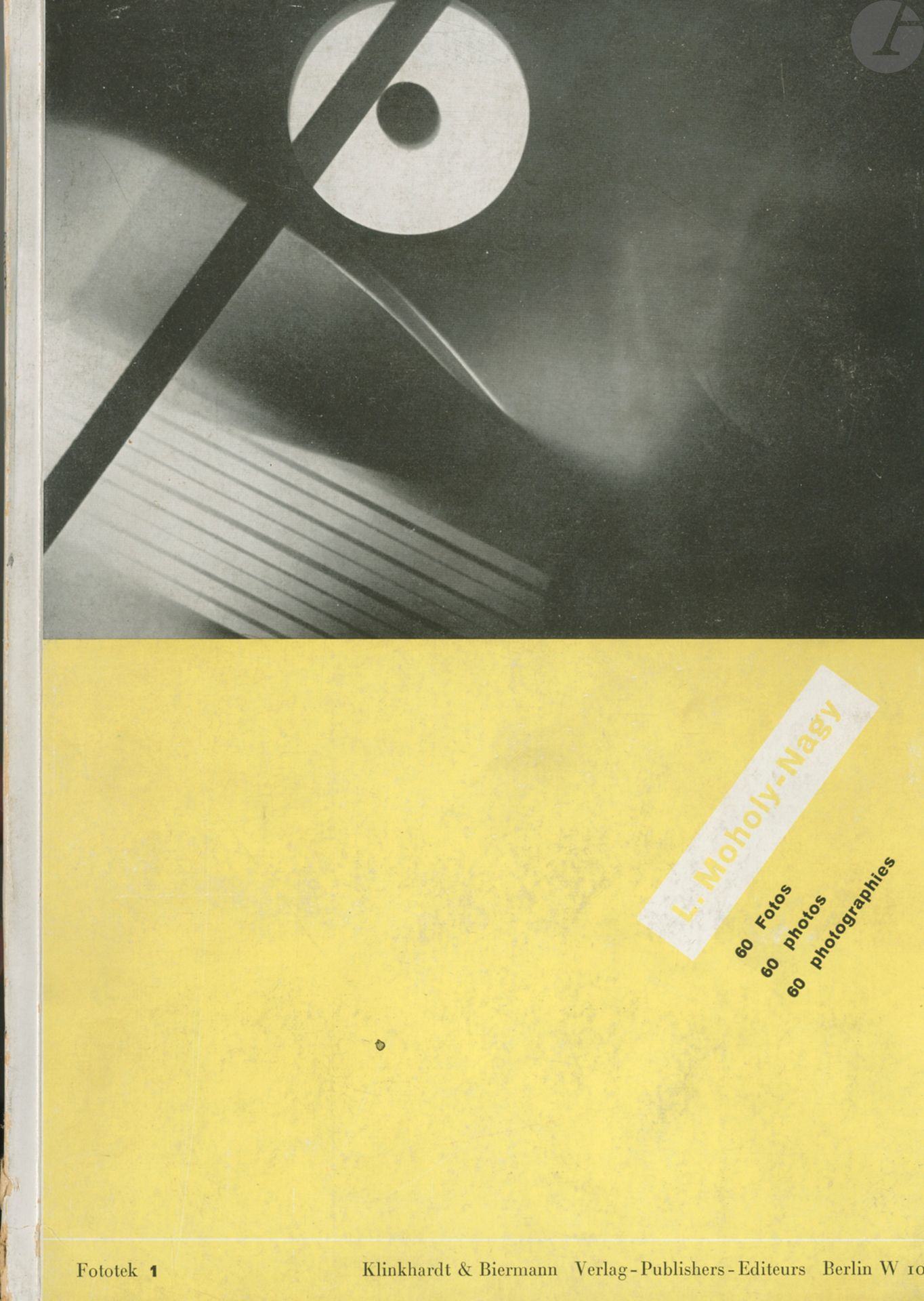 MOHOLY-NAGY, LASZLO (1895-1946)
60 Fotos 60 photos 60 photographies.
Klinkhardt & Biermann Verlag, Berlin, 1930. Fototek 1.
In-8 (25 x 18 cm). Édition originale brochée avec couverture illustrée. Texte de Franz Roh. Bas du dos du livre avec légères usures; 1er plat de couverture très frais; 4ème de couverture avec une peitie tache. Bel exemplaire.
Ref. Auer, p. 158.