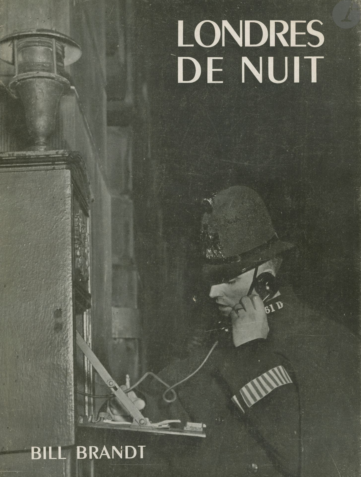 BRANDT, BILL (1904-1983)
Londres de nuit.
Soixante-quatre photographies de Bill Brandt.
Préface par André Lejard.
Arts et Métiers Graphiques, Paris, 1938.
In-8 (25 x 19 cm). Édition originale française, brochée. 64 photographies en noir et blanc imprimées en héliogravure. Couverture souple illustrée. Exemplaire en très bel état.
Ref. Parr & Badger, I, p.138