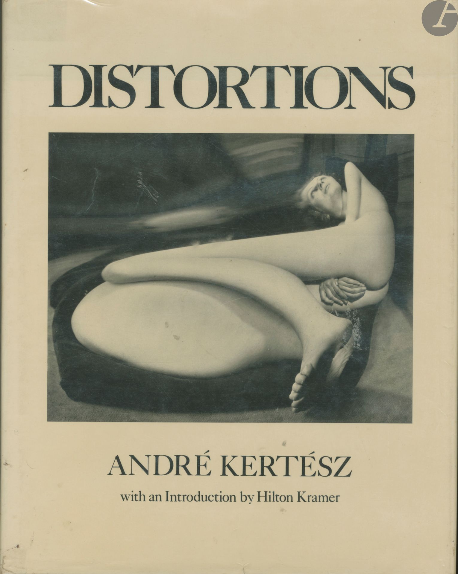 KERTESZ, ANDRÉ (1894-1985)
Distortions. 
Alfred A. Knopf, New York, 1976. 
In-4 (28 x 22 cm). Édition originale américaine. 200 photographies imprimées en héliogravure. Introduction de Hilton Kramer. Cartonnage d'éditeur sous jaquette illustrée. Un tampon en page de garde.
Ref. Bertolotti, pp. 82-83.