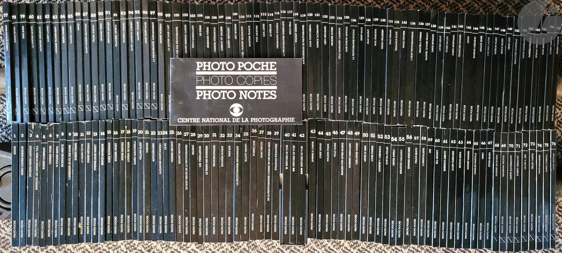 PHOTO POCHE N° 1 À 157
Collection des 157 premiers numéros de Photo Poche, la plupart en édition originale. 1982-2016.
Le n° 101 annoncé n'a jamais été publié; il manque forcément dans cet ensemble. Il manque aussi les n°89-135 et 154. 
Tous les autres sont présents, soit 154 volumes en très bel état, avec quelques petits défauts de pelliculage parfois.
In-12 (19 x 13 cm). 64 photographies par volume. Tous brochés.
Nadar – Henri Cartier-Bresson – J. H. Lartigue - FSA – Robert Doisneau – Camera Work – W. E. Smith – Niépce – L'Amérique au fil des jours – Robert Frank – Le grand oeuvre – Duane Michals – E. J. Marey – Bruce Davidson – Josef Koudelka – Eugène Atget – André Kertész – L'Opéra de Paris – Mario Giacomelli – William Klein – Weegee - Autochromes – Alexandre Rodtchenko – Le Nu – Werner Bischof – Helmut Newton – Du bon usage de la photographie – Brassaï - Lee Friedlander - Le temps des pionniers – Photomontages – Edouard Boubat – Man Ray – La photographie britannique – Elliott Erwitt – Robert Capa – Marc Riboud - De la photographie comme un des Beaux Arts – Etranges étrangers - Histoire de voir (3 vol.) - Edward Curtis – Josef Sudek – Walker Evans - Willy Ronis – Images d'un autre monde – Norbert Ghisoland – Joel Peter Witkin – Lewis W. Hine – Louis Faurer – Agustin V. Casasola – Don McCullin – Dieter Appelt – Sebastiao Salgado – Edward Steichen – Felice Beato – L'orientalisme – Izis – Bill Brandt – Berenice Abbott – Alain Fleischer – Seydou Keita – August Sander – Charles Marville – Umbo - Peter Beard – Eugene Richards – Magnum Photos – Dmitri Baltermants - Robert Demachy – Jacob A. Riis – Gilles Caron -Photogrammes – Lewis Carroll – Louis Stettner – Laszlo Moholy-Nagy – Sarah Moon – René Burri - La nature morte – Raymond Depardon – Albert Londe - 'homme transparent - Bruno Barbey – Claude Cahun – Araki – Ralph Meatyard – Frank Horvat - Renger Patzsch – Leonard Freed – Hippolyte Bayard – Frantisek Drtikol - Maurice Tabard – Coburn – Martin Chambi – Mary Ellen Mark – La photographie astronomique - e.a.