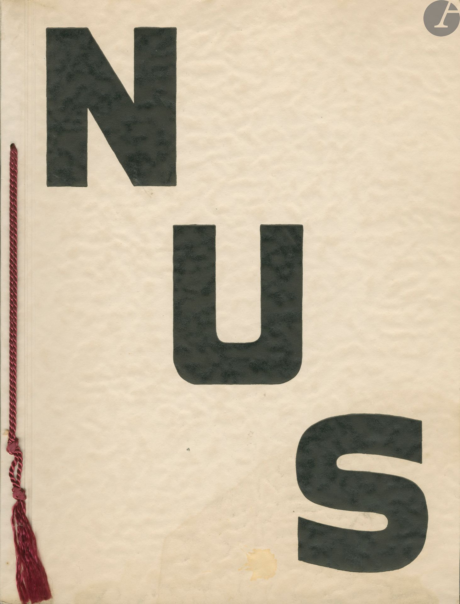 MASCLET, DANIEL (1892-1969)
Nus. La beauté de la femme.
Album du premier salon international du nu photographique. Paris 1933.
Éditions Daniel Masclet, Paris, 1933.
In-4 (31 x 24 cm). Édition originale, brochée avec un lacet rouge. 96 planches photographiques par Man Ray, Drtikol, Mannassé, Perckhammer, Moholy-Nagy et divers, imprimées en héliogravure. Couverture souple avec titre imprimé.
Ref. Bertolotti, pp. 72-73.