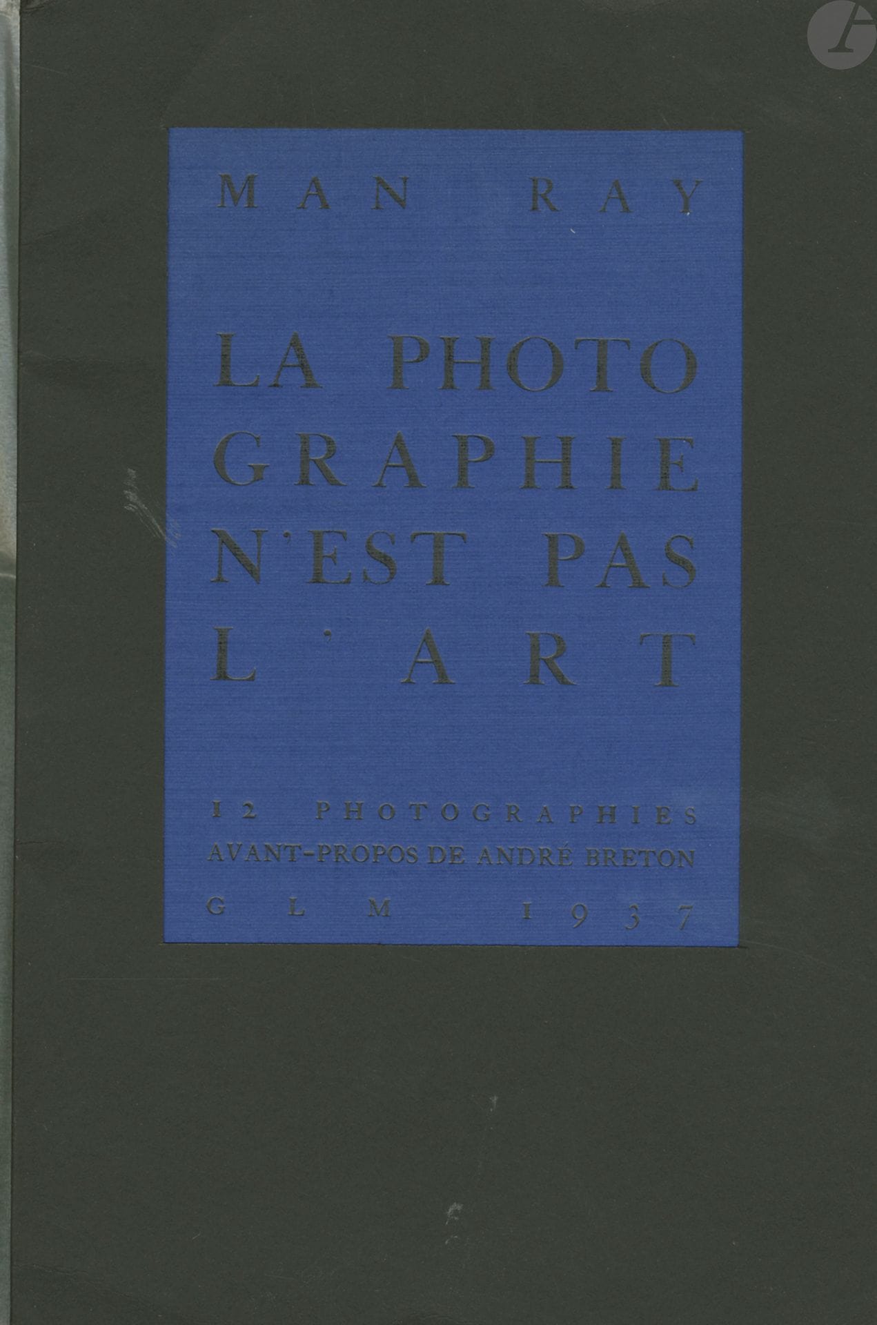 MAN RAY (Emmanuel RADNITSKY, dit) (1890-1976)
La photographie n'est pas l'art. 
12 photographies. 
Avant-propos de André Breton. GLM, 1937. 
In-8 (25,5 x 16,5 cm). Édition originale, en feuilles. Jaquette noire de l'éditeur, avec forme de découpe, et couverture bleue titrée. Une feuille de titre, une feuille de collophon, trois feuilles de texte et 12 planches de photographies reproduites en noir et blanc. La planche "Plein air artistique" n'est pas d'origine. Très bel état de ce fragile ouvrage.
Ref. Parr & Badger I, pp. 108-109.