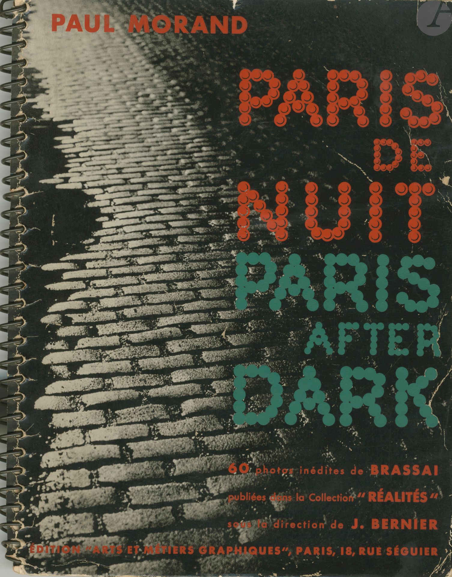 BRASSAÏ (GYULA HALASZ, DIT) (1899-1984)
PAUL MORAND (1888-1976)
Paris de Nuit. Paris after Dark.
60 photos inédites de Brassaï publiées dans la collection « Réalités » sous la direction de J. Bernier.
Éditions Arts et Métiers Graphiques, Paris, 1933.
In-8 (25 x 19 cm). Édition originale, en anglais. Traduction du texte en anglais par Stuart Gilbert. 62 photographies imprimées en héliogravure. Reliure à spirale. Couverture laquée, illustrée. Couverture spéciale de l'édition anglaise avec le titre français imprimé en rouge et le titre anglais imprimé en vert. Quelques menues usures aux deux plats de couverture; intérieur très bon.
Ref. Parr & Badger, I, p. 131 ; Hasselblad, pp. 110-111.