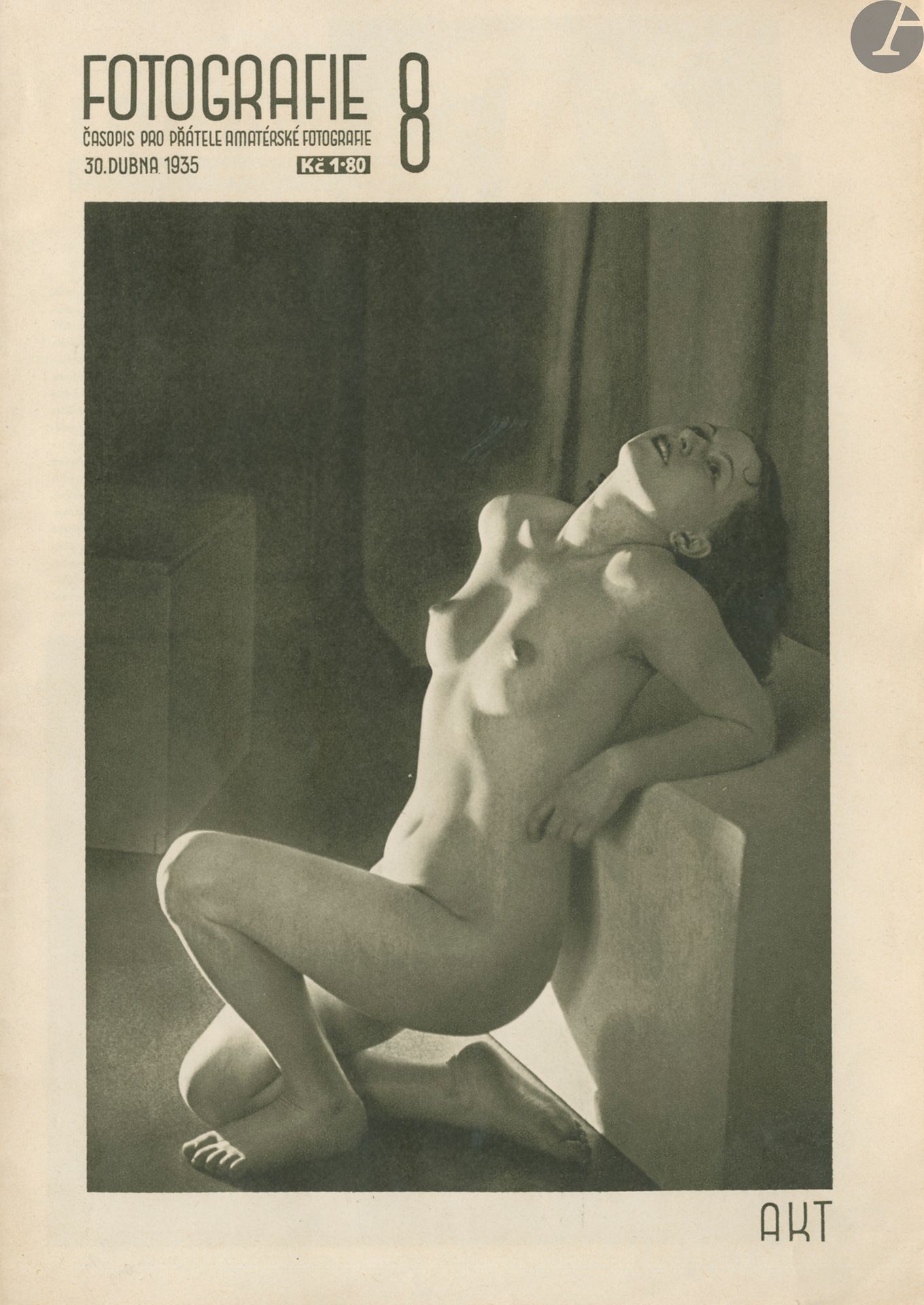DRTIKOL, FRANTISEK (1883-1961)
Fotografie 8. Akt.
M. Schulz, Praha, 1935.
In-4 (29,5 x 21 cm). Édition originale, agrafée. 16 pages. Numéro consacré à la photographie de nu et notamment aux photographies de Frantisek Drtikol. Exemplaire de toute fraîcheur.