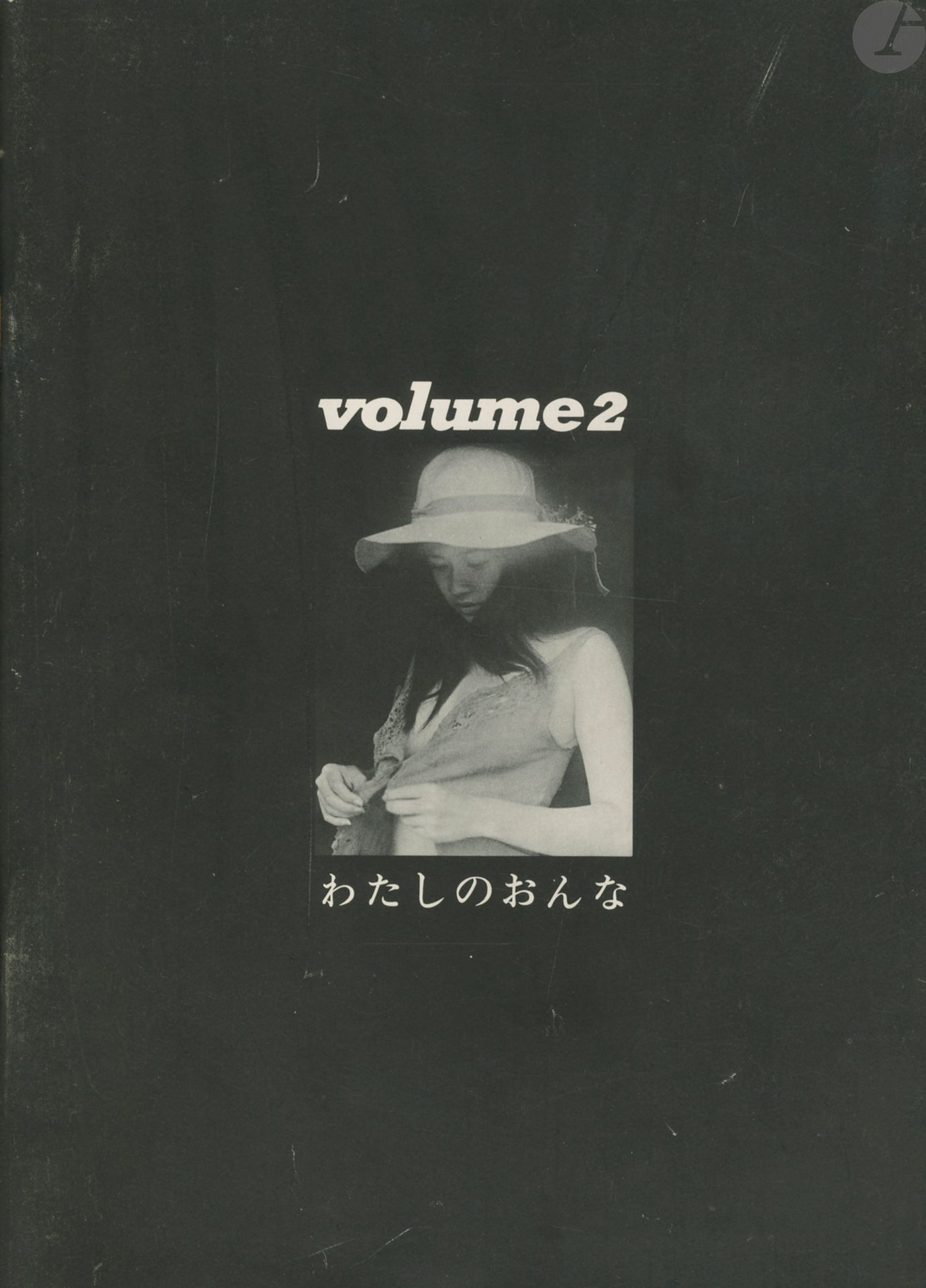 [JAPON]
Collectif [Signed]
Volume 2.
Watashi No Onna (my girl).
Workshop Shashin Gakko, classe de Daido Moriyama, 1974.
In-4 (25,4 x 18 cm). Édition originale, agrafée. 32 pages. Exemplaire signé par Osamu Takizawa, un des participants à la masterclass de Moriyama. Très petit tirage, inférieur à 50 exemplaires. Chaque étudiant repartait avec l’ouvrage. Rare document qui précède la naissance de la galerie indépendante CAMP.