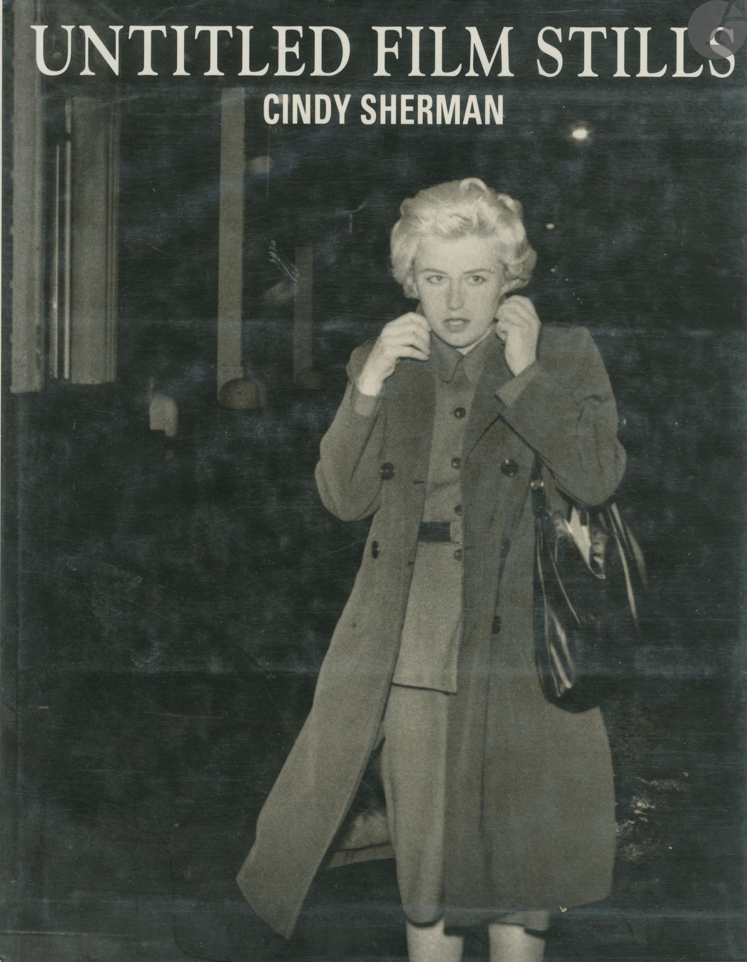 SHERMAN, CINDY (1954)
Untitled Film Stills.
Rizzoli, New York, 1990.
In-4 (34,5 x 26,5 cm). Édition originale. 40 photographies reproduites en noir et blanc. Cartonnage d'éditeur sous jaquette illustrée.
Ref. Parr & Badger, II, p. 42.