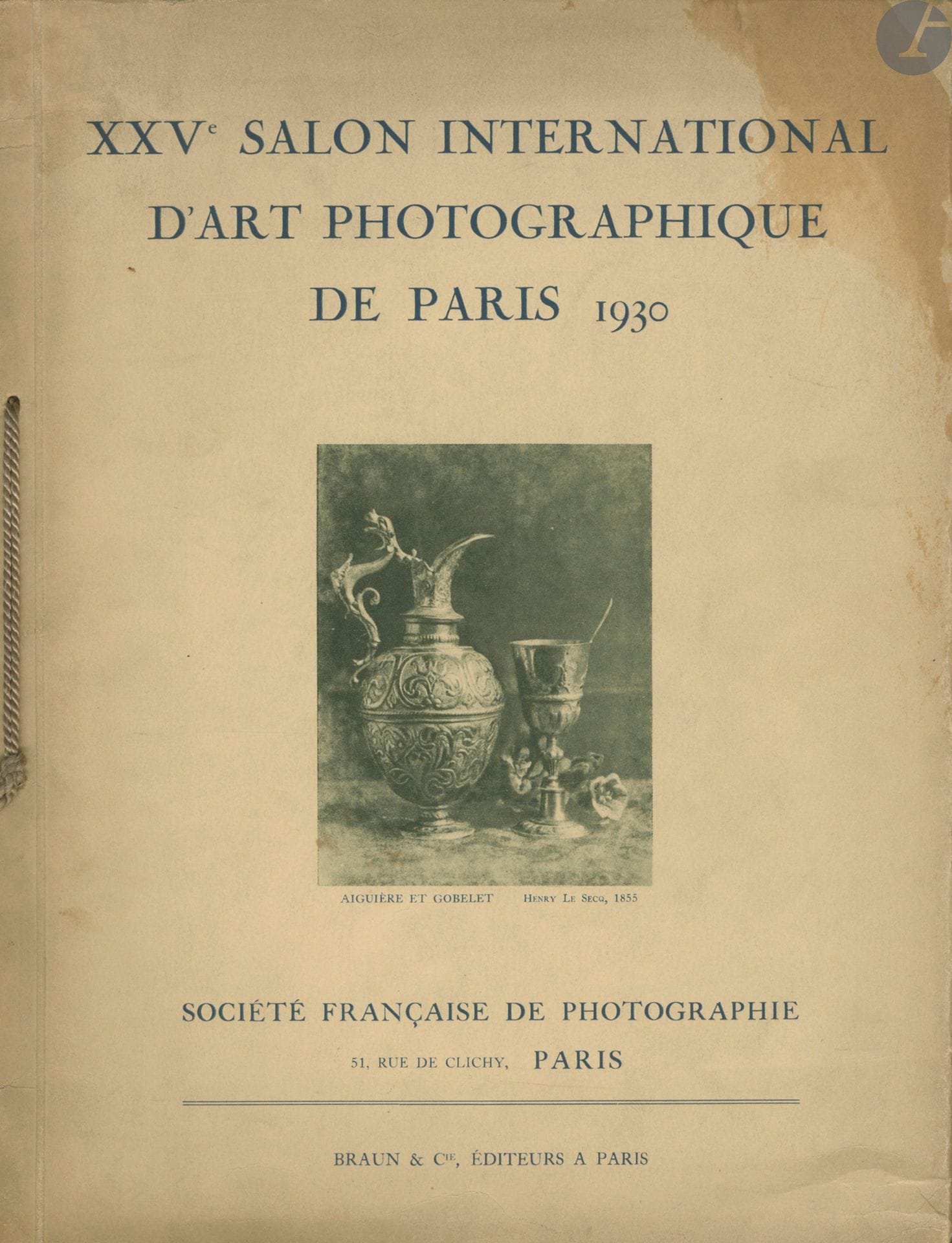 PICTORIALISME.
XXV° Salon International d'Art Photographique de Paris 1930.
Société Française de Photographie, Paris.
Braun & Cie, 1930.
In-4 (31 x 24 cm). Édition originale brochée. Introduction par Louis Mirande, suivie de 48 planches photographiques par Alban, Auradon, Keighley, Krupka, Meys, Lamarre, Ortiz-Echagüe, Santeul, Zielke, e.a... Très belle impression en héliogravure des photographies. Couverture souple illustrée, reliée par un lacet. Intérieur de l'ouvrage en parfait état; couverture défraîchie.