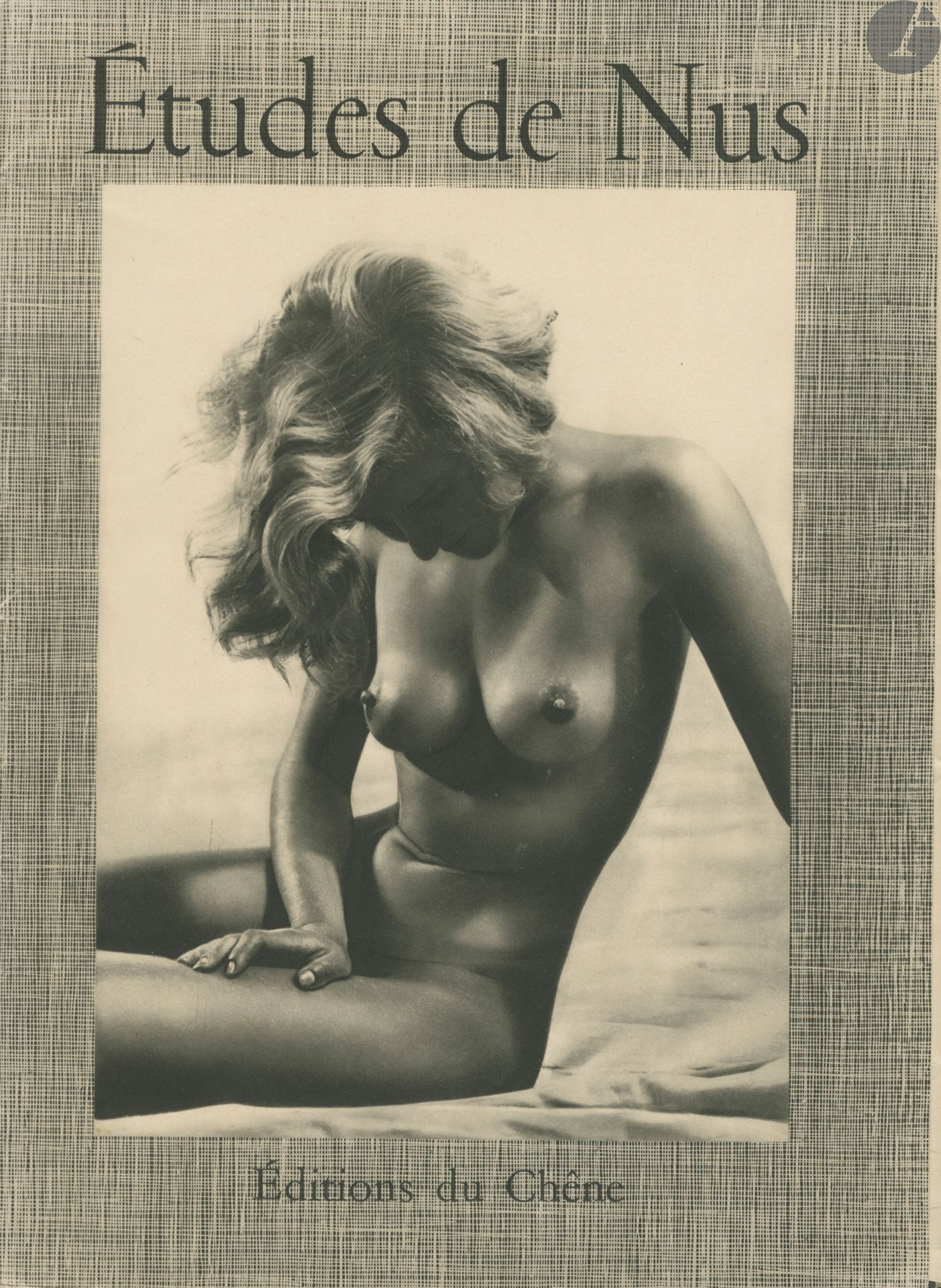 BRASSAÏ (Gyula Halasz, dit) (1899-1984) & Divers
Études de nus.
Éditions du Chêne, Paris, 1948.
Portfolio (34 x 24 cm) contenant 24 planches reproduites en héliogravure par Brassaï, Nora Dumas, Féher, Pierre Jahan, Ergy Landau, Liu-Shu-Chang, Philippe Pottier, Jeanne Robert, Seeberger, Sougez. Chemise à rabats avec couverture illustrée.

 On joint
Études de nus: deuxième série.
Éditions du Chêne, Paris, 1949.
Portfolio incomplet avec seulement 9 planches (sur 24).