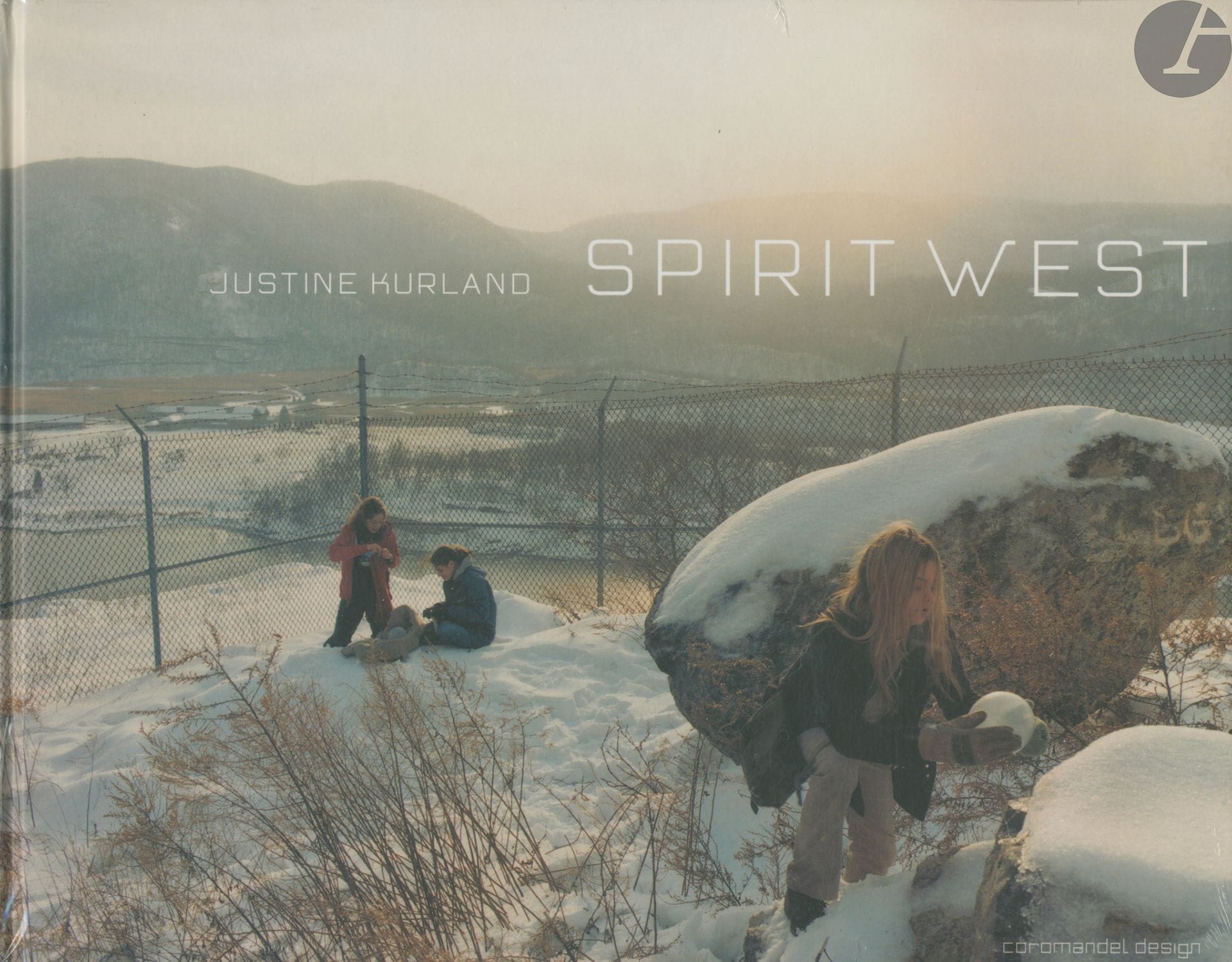 KURLAND, JUSTINE (1969)
Spirit West.
Coromandel Design, 2001.
In-4 oblong (24 x 30,5 cm). Édition originale. 72 pages. Photographies reproduites en couleurs. Cartonnage illustré.