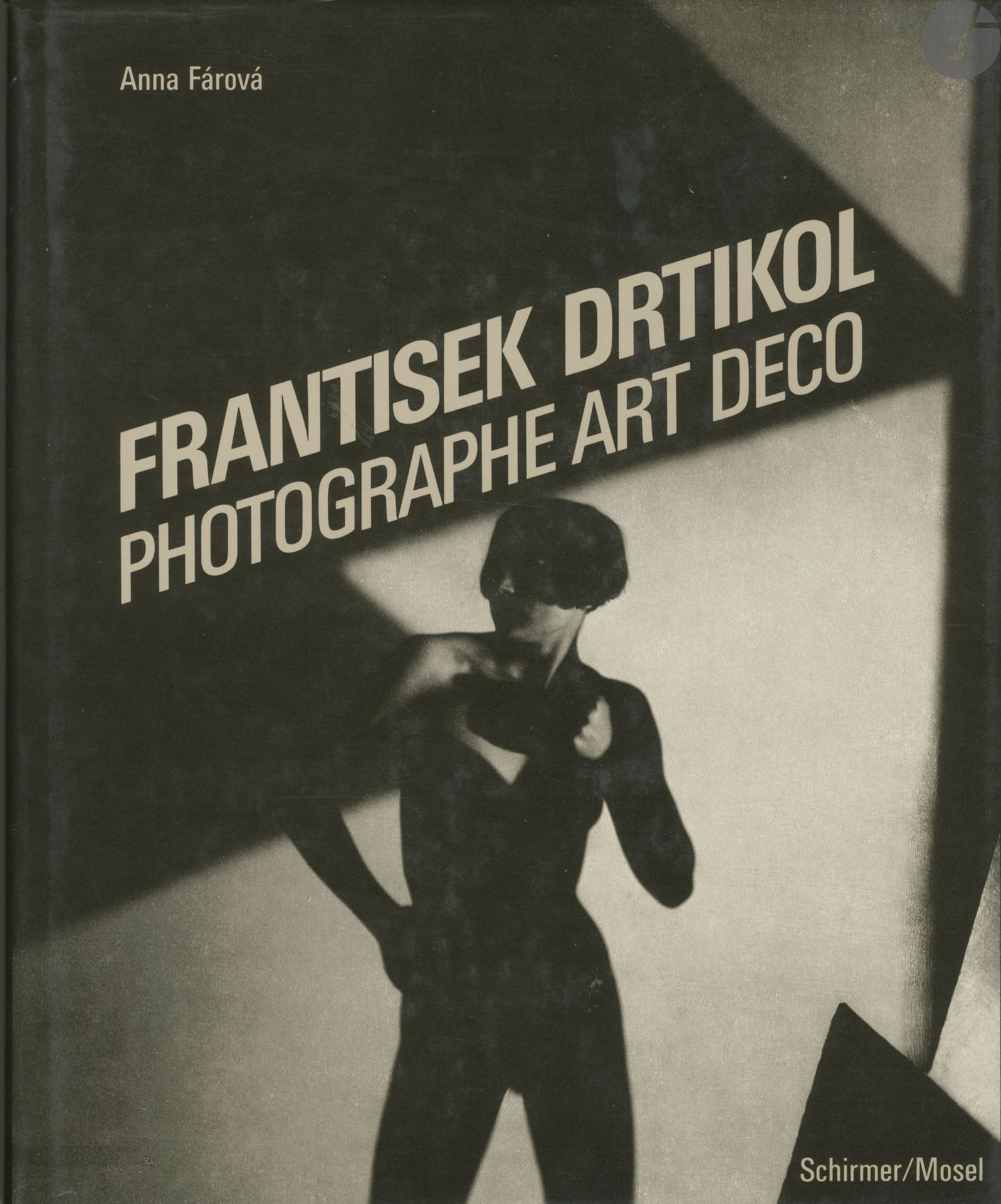 DRTIKOL, FRANTISEK (1883-1961)
FAROVA, ANNA (1928-2010)
Frantisek Drtikol, Photographe Art Deco.
Schirmer/Mosel, 1986.
In-4 (28 x 23 cm). Édition originale française, éditée par Manfred Heiting.78 pages de texte, par Anna Farova, suivies de 99 photographies de Drtikol. Cartonnage noir sous jaquette illustrée.