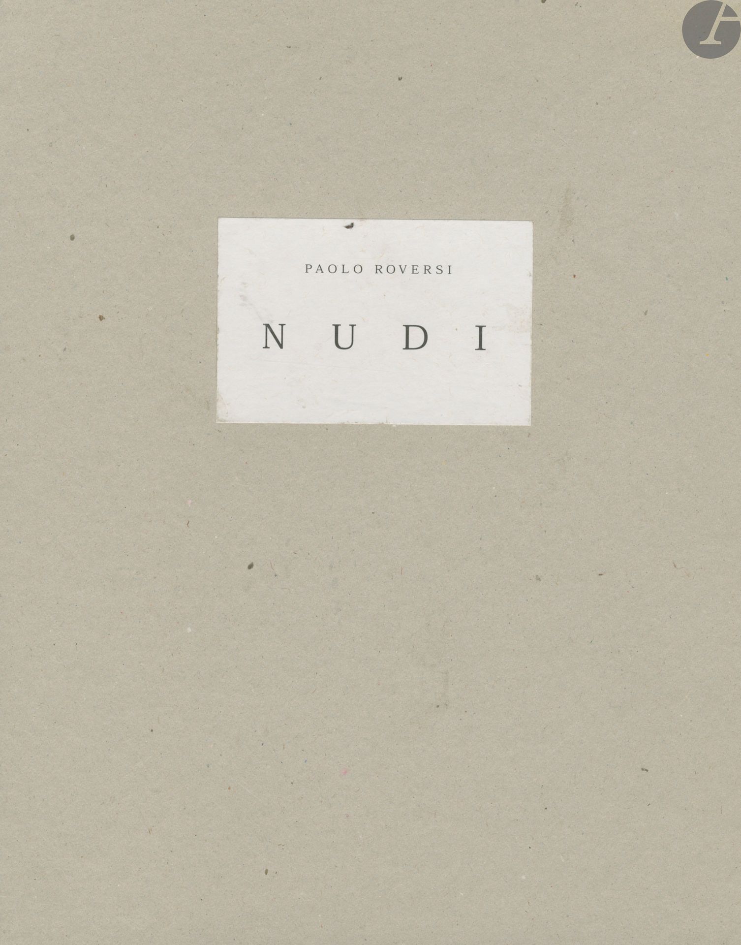 ROVERSI, PAOLO (1947)
Nudi.
Stromboli, Paris, 1999.
In-8 (29 x 23,5 cm). Édition originale. Cartonnage toilé d’éditeur sous jaquette transparente en papier cristal. Emboîtage avec étiquette de titre. Livre en parfait état; emboîtage avec défaut.